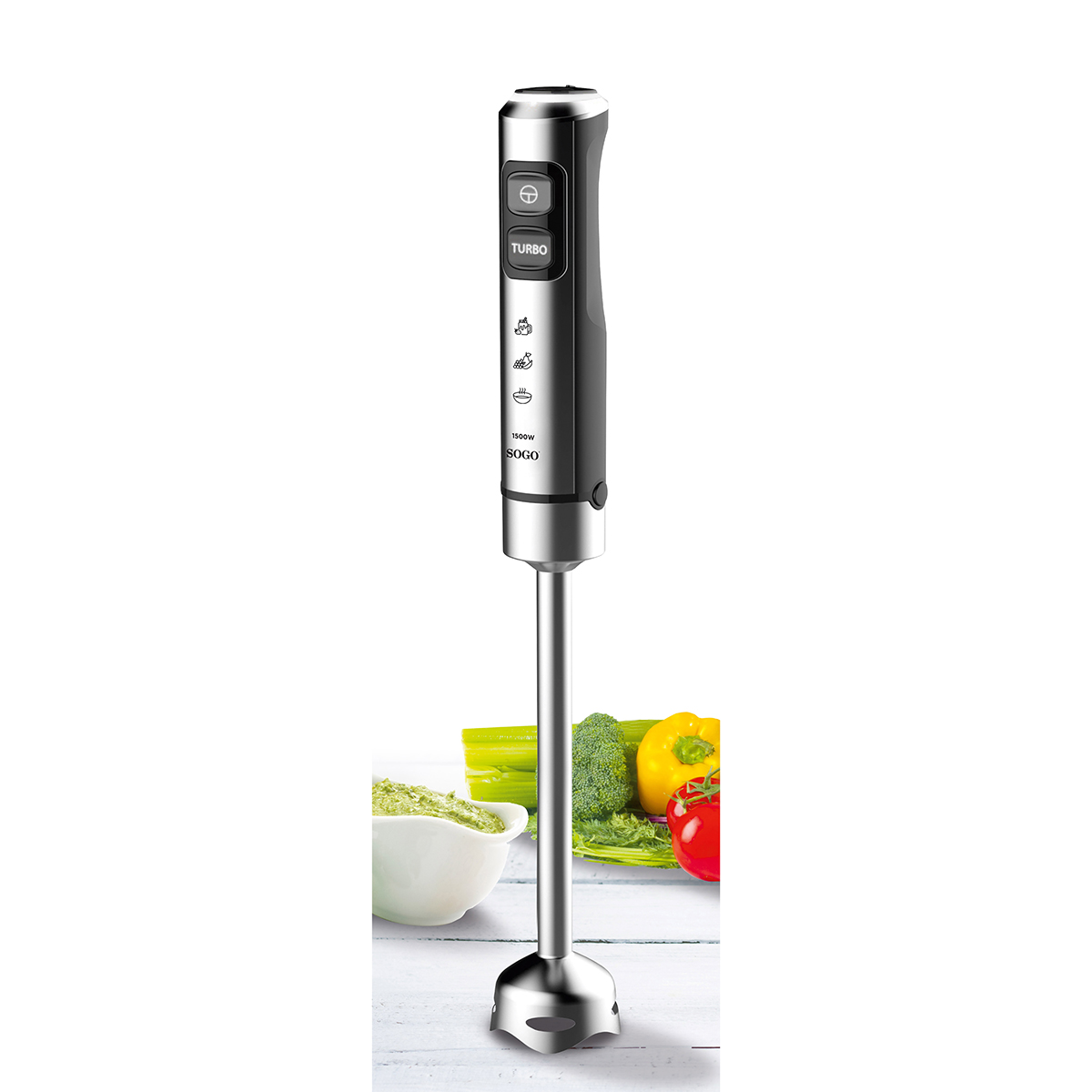 Frullatore a immersione con verdure sullo sfondo.