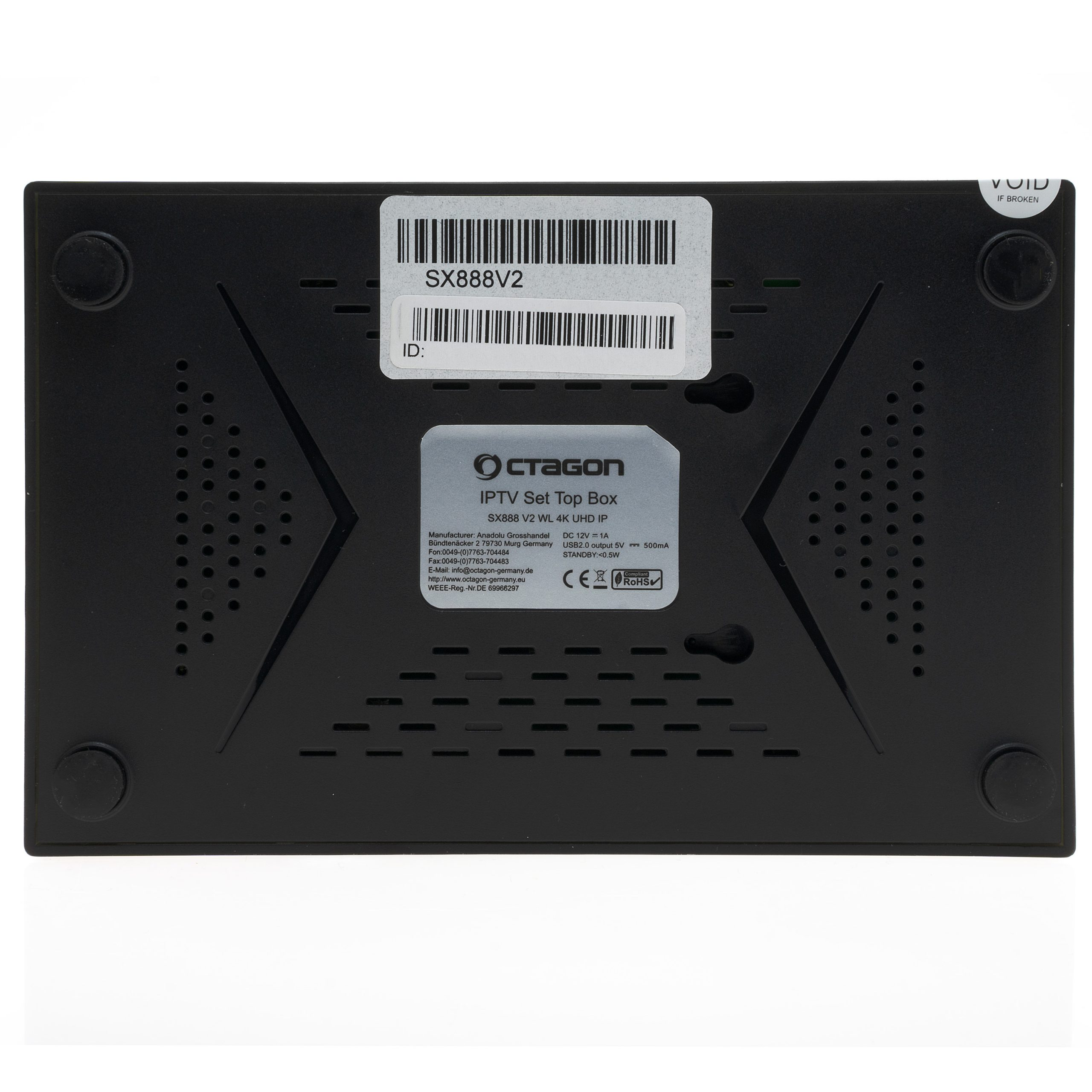 Schwarze Set-Top-Box, Unteransicht. Etiketten mit Text: SX888V2, Octagon IPTV Set-Top-Box.