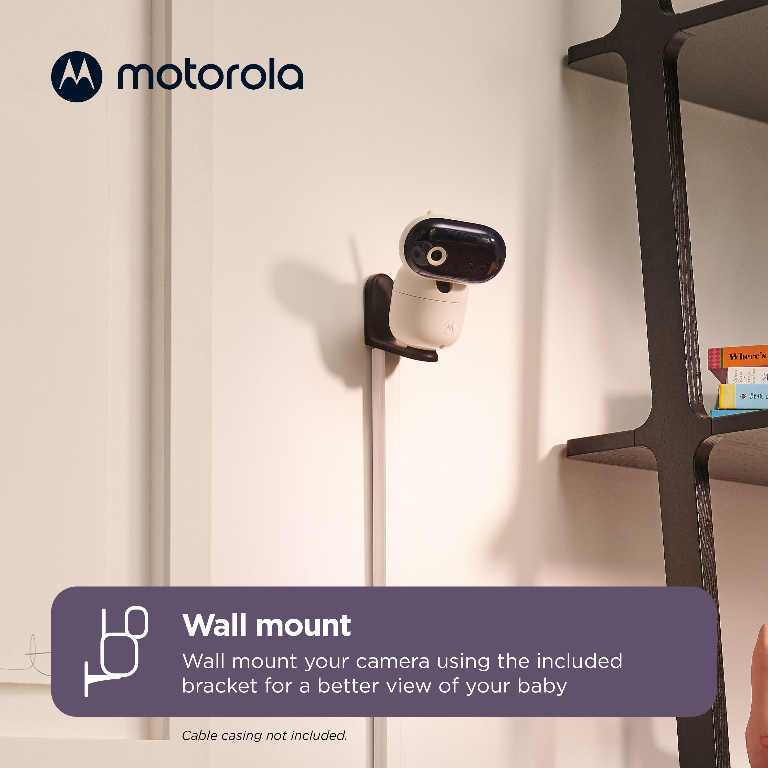 Ein Motorola Babyphone an der Wand. Die Kamera ist cremefarben und an einer schwarzen Halterung befestigt.