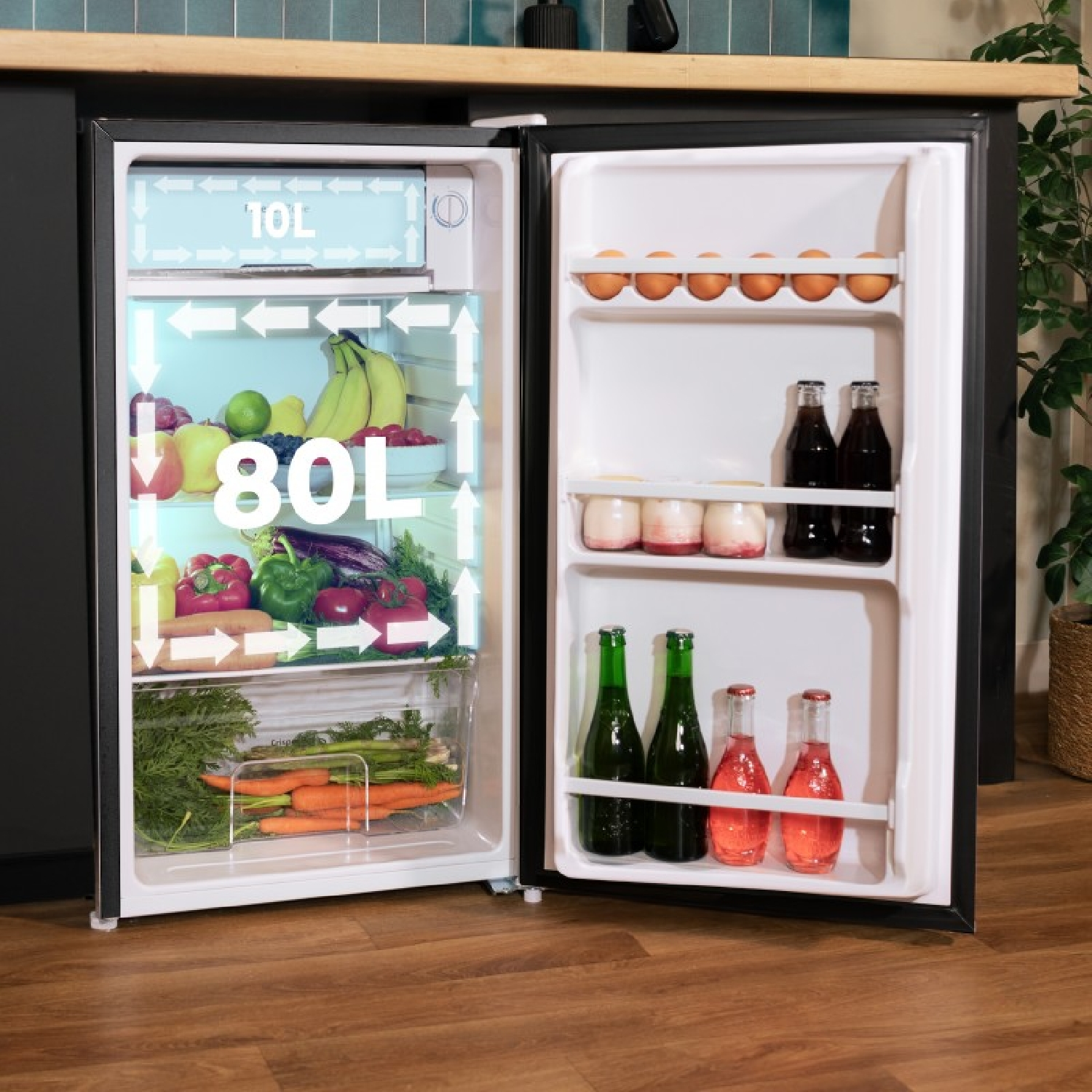 Frigorifero aperto che mostra cibo e bevande; spazio 80L per alimenti freschi.