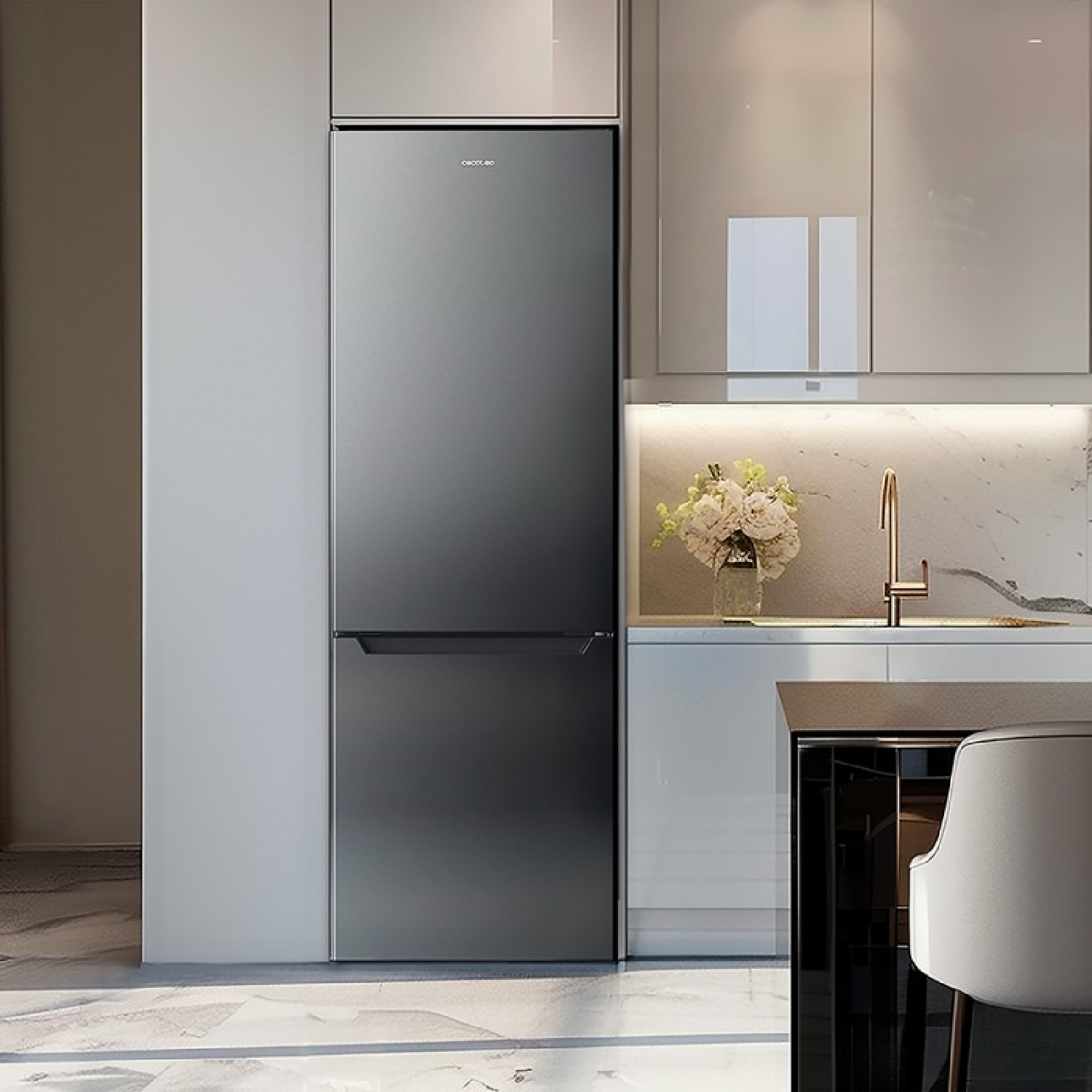 Nowoczesna lodówka ze stali nierdzewnej w otoczeniu kuchennym, z neutralnymi szafkami i podłogami.