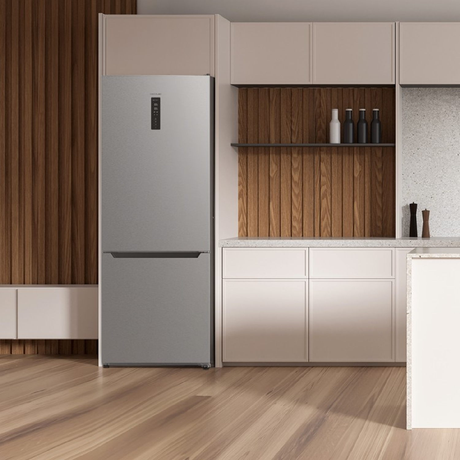 Elegante y moderno refrigerador plateado con cuerpo gris y mango oscuro. Pared de madera detrás.