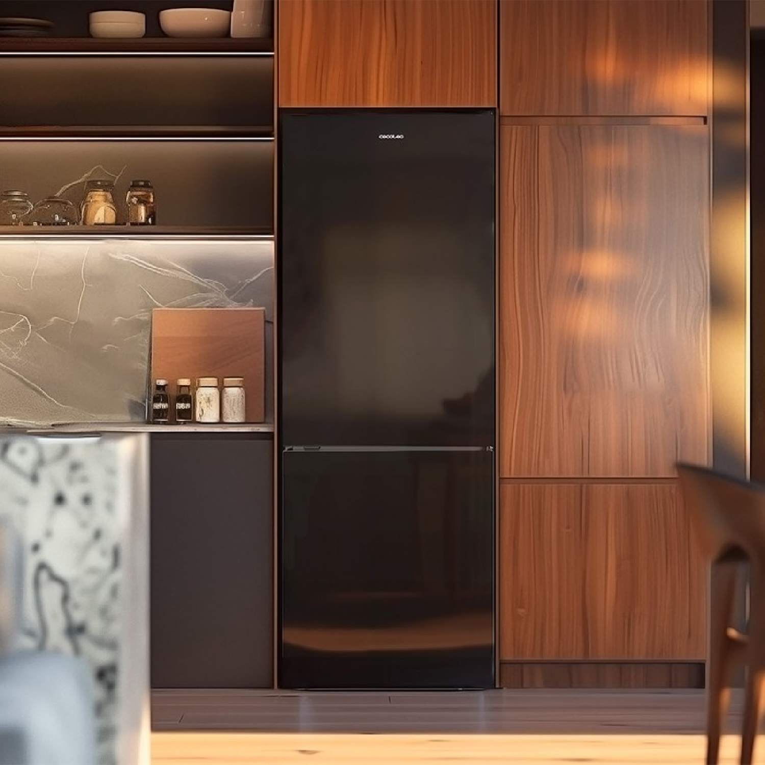 Czarna lodówka w kuchni z drewnianymi szafkami.