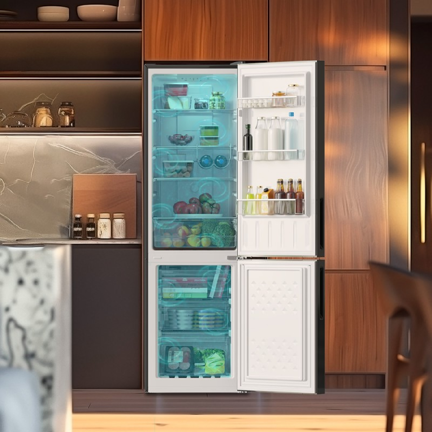 Otwarta lodówka, pokazująca półki z jedzeniem, owocami i napojami. Wnętrze oświetlone niebieskim światłem.