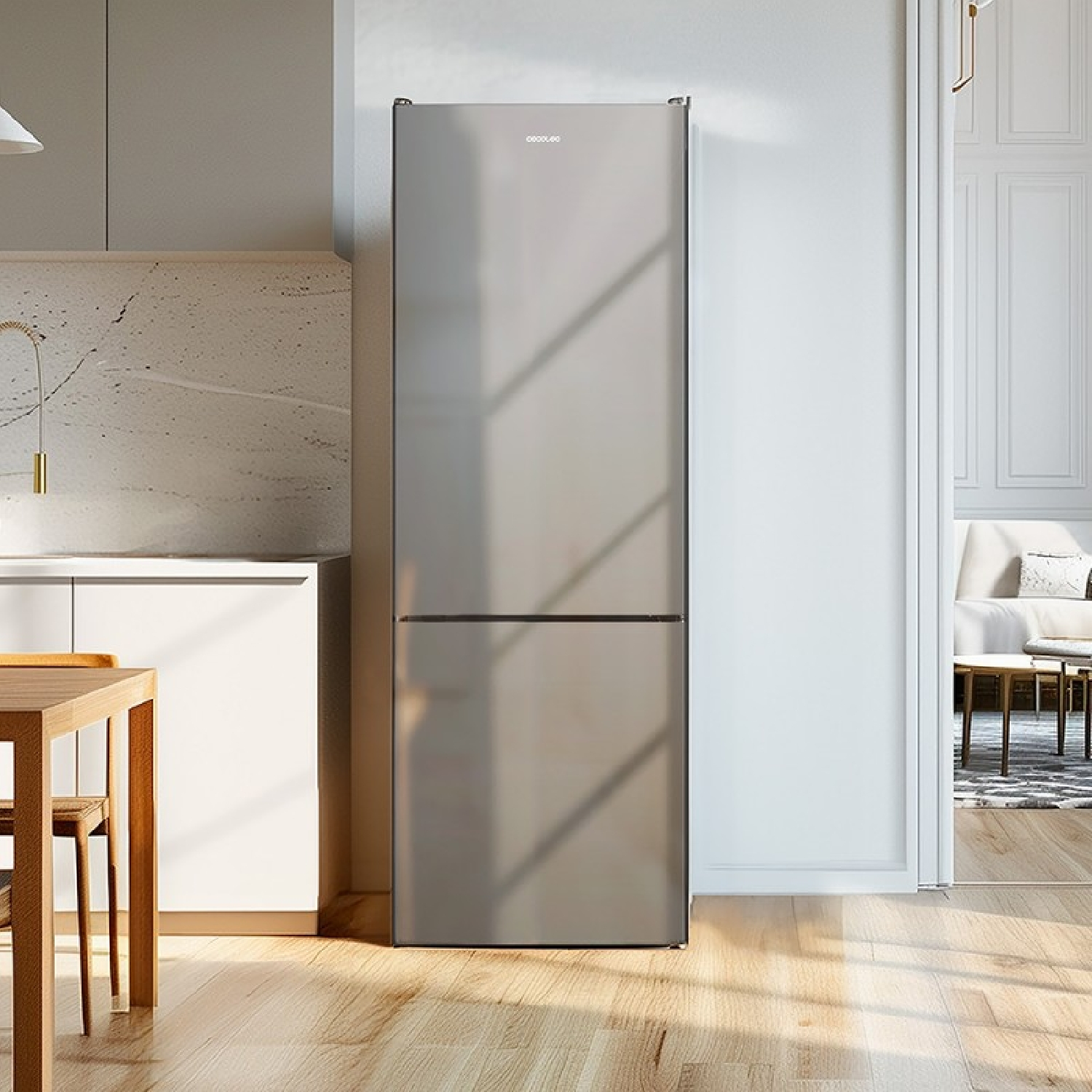 Wysoka, srebrna lodówka stoi na białej ścianie, z stołem na pierwszym planie.