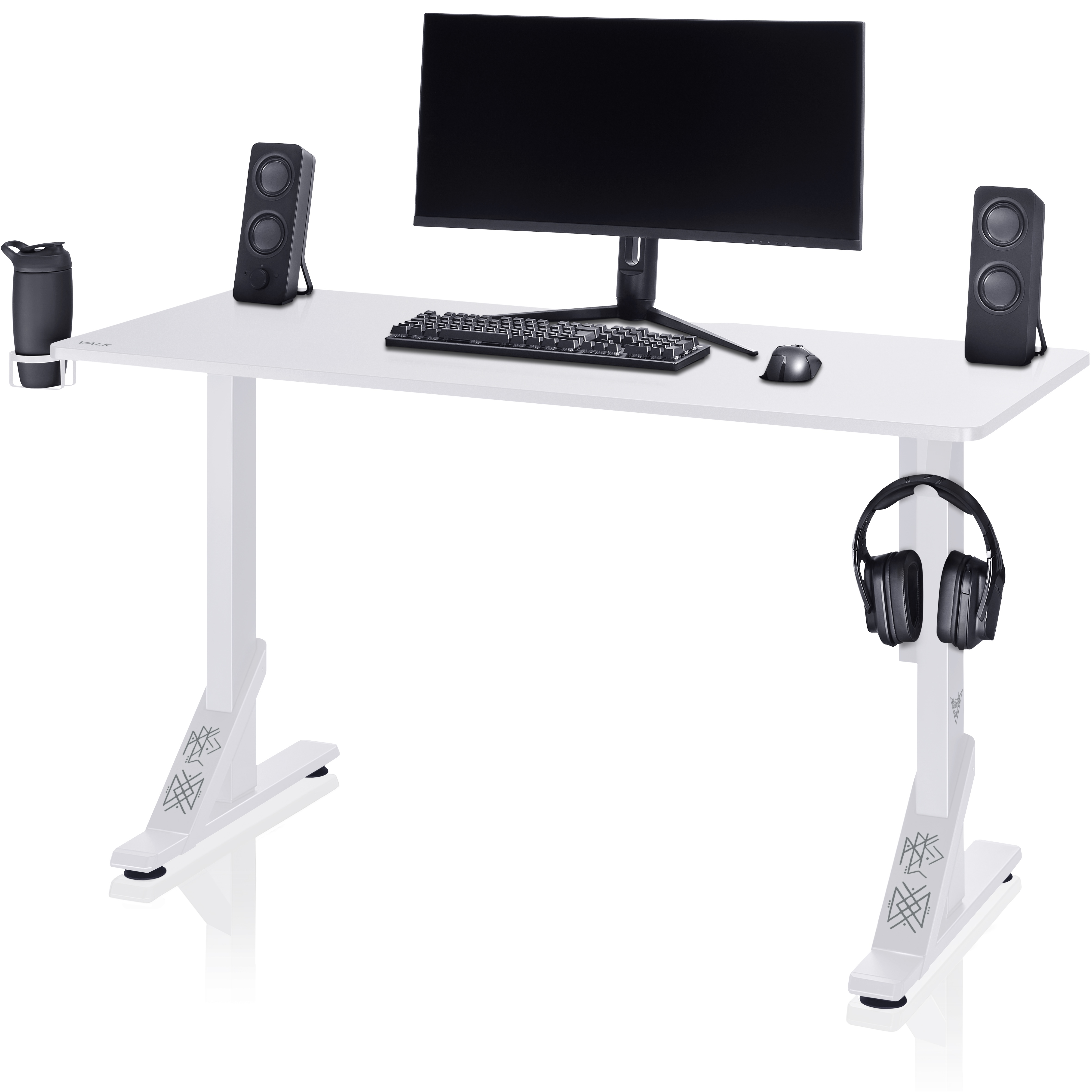 Escritorio blanco con monitor, altavoces, teclado, auriculares y un soporte para bebidas.