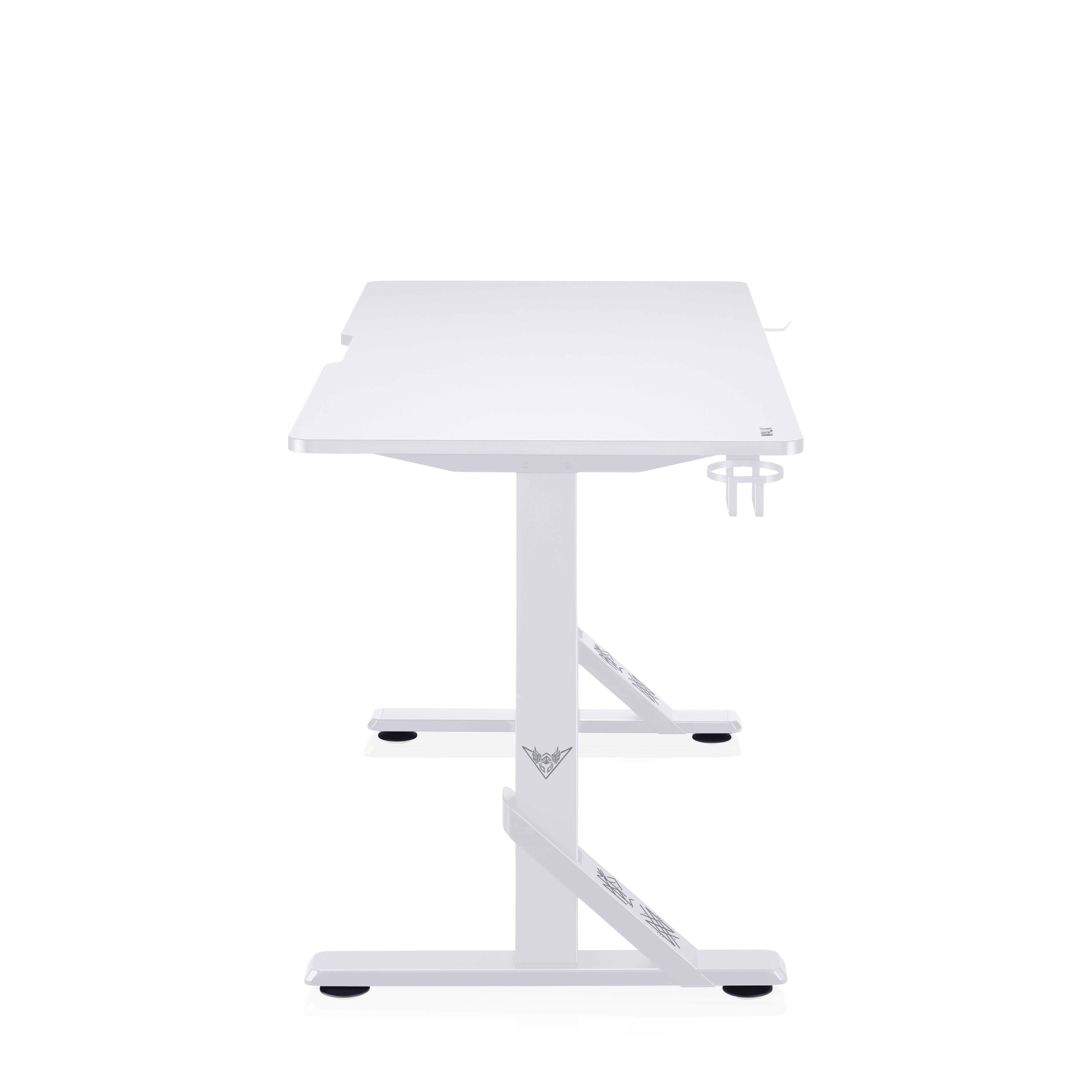 Escritorio gaming blanco con portavasos y gancho para auriculares sobre fondo blanco.
