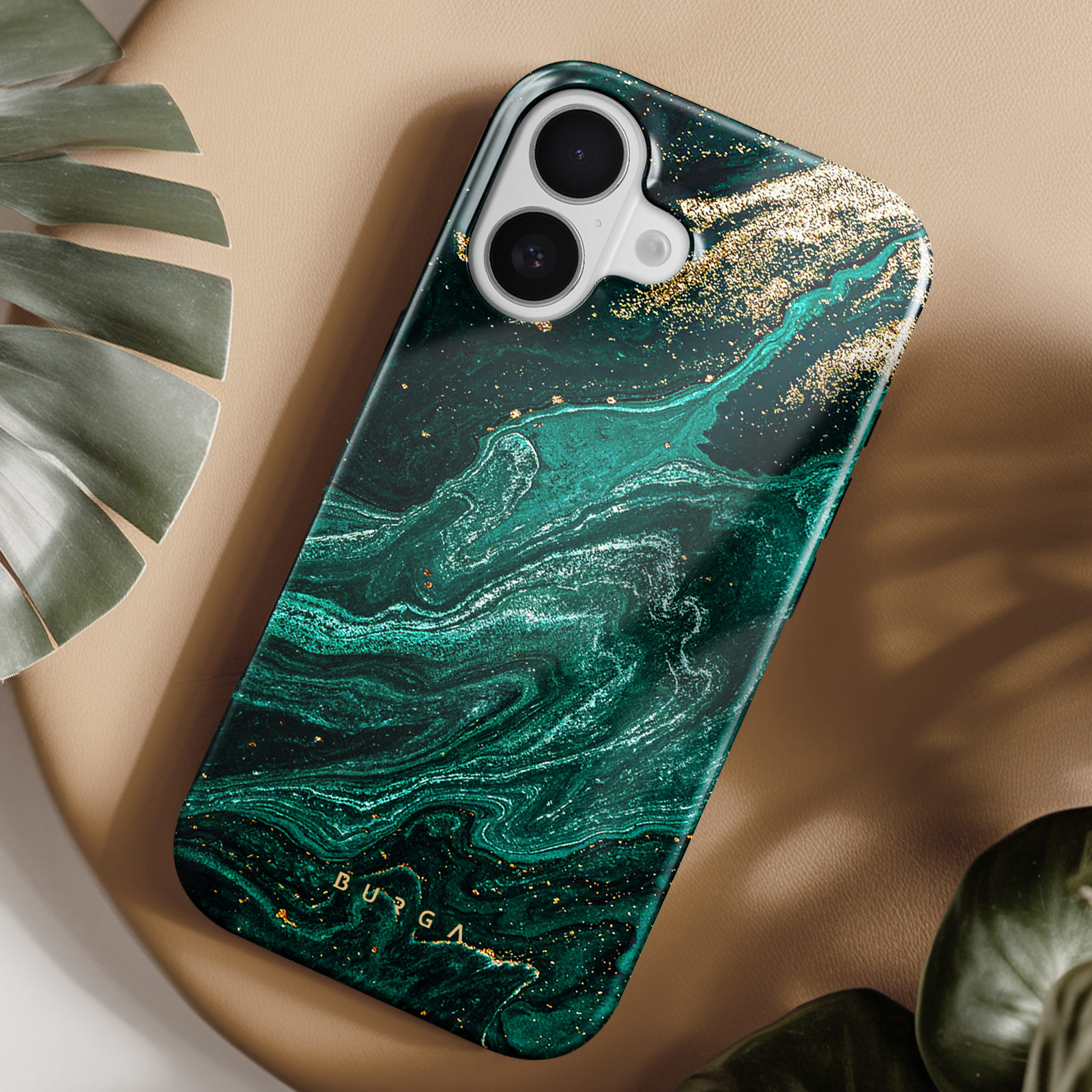 Telefoonhoesje met een groen marmerpatroon, gouden accenten. De camera is bovenaan zichtbaar.
