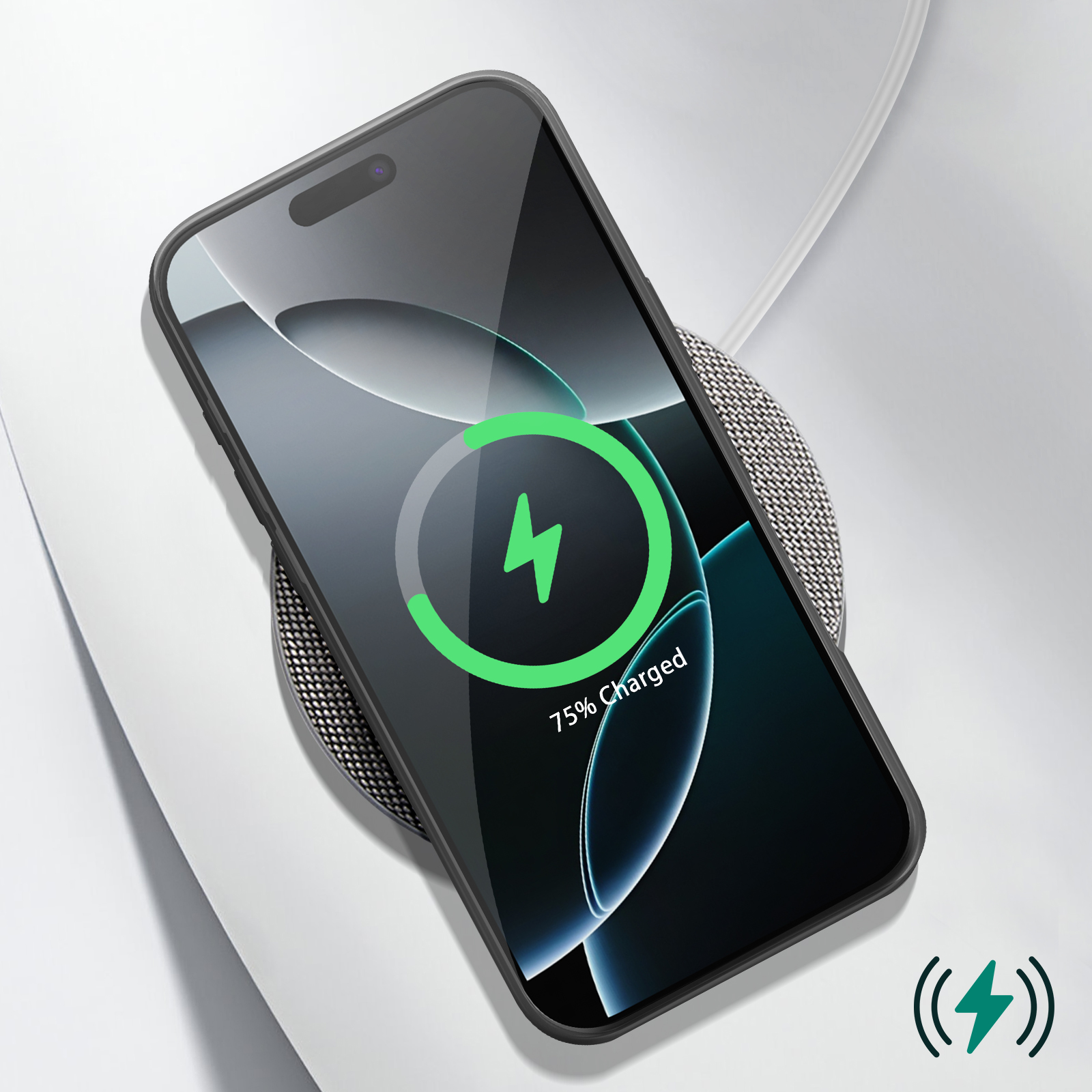 Téléphone noir en charge sur un socle blanc. L'écran affiche 75% de charge. Symbole d'éclair vert.