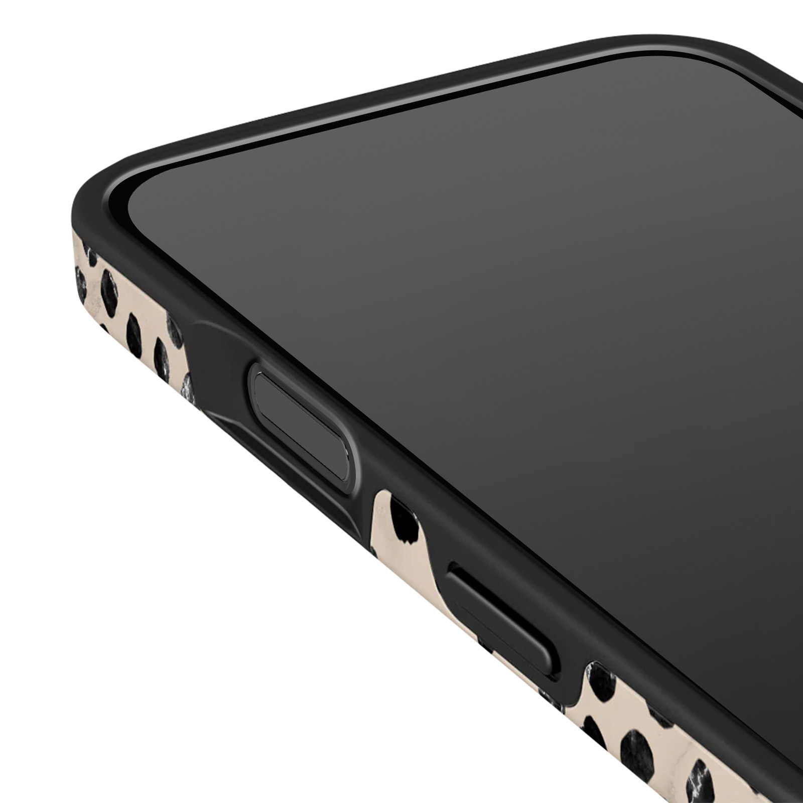 Close-up van een telefoon met een zwart frame en een gevlekt hoesje op een witte achtergrond.