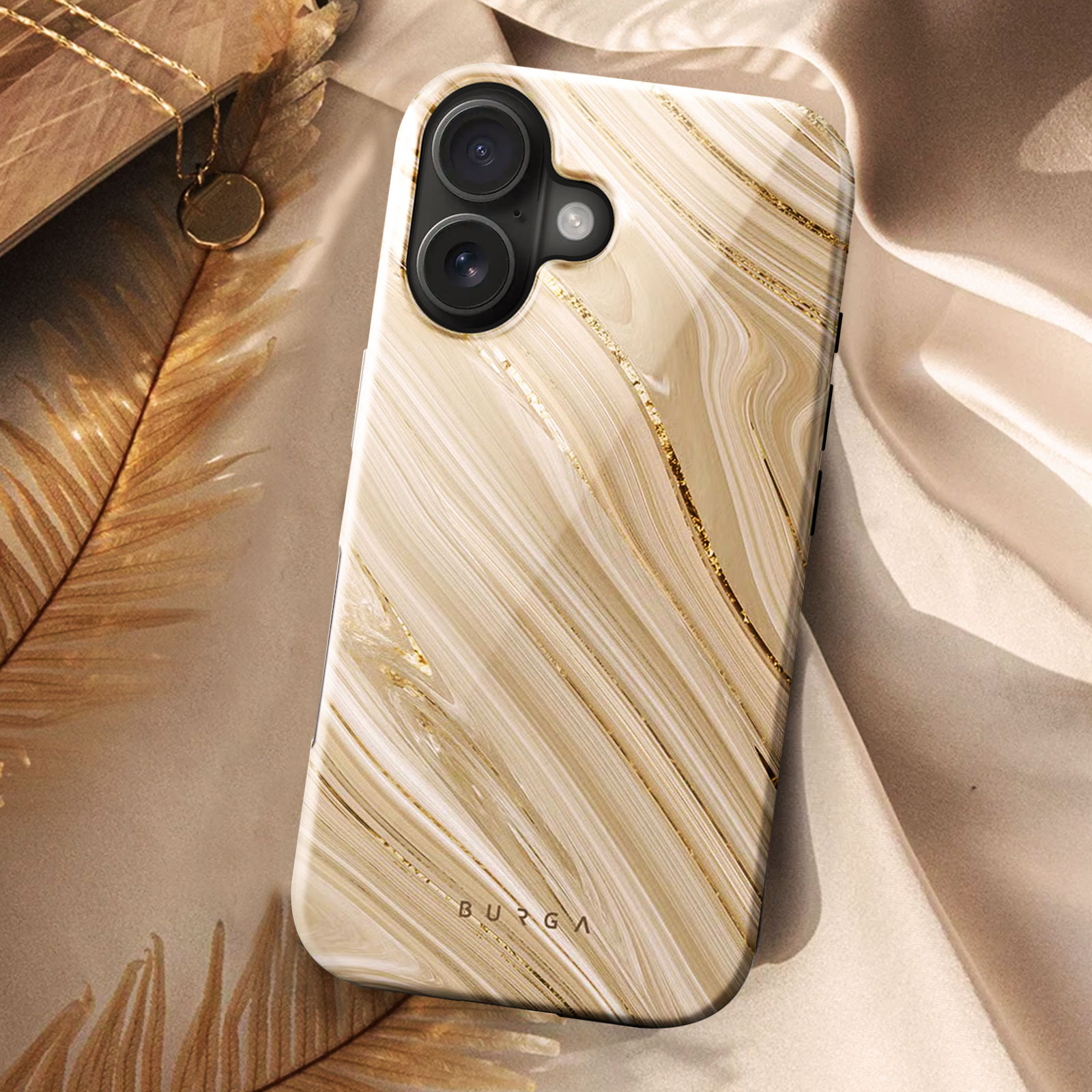 Telefoonhoesje met marmerdesign en gouden accenten op satijn met een ketting.