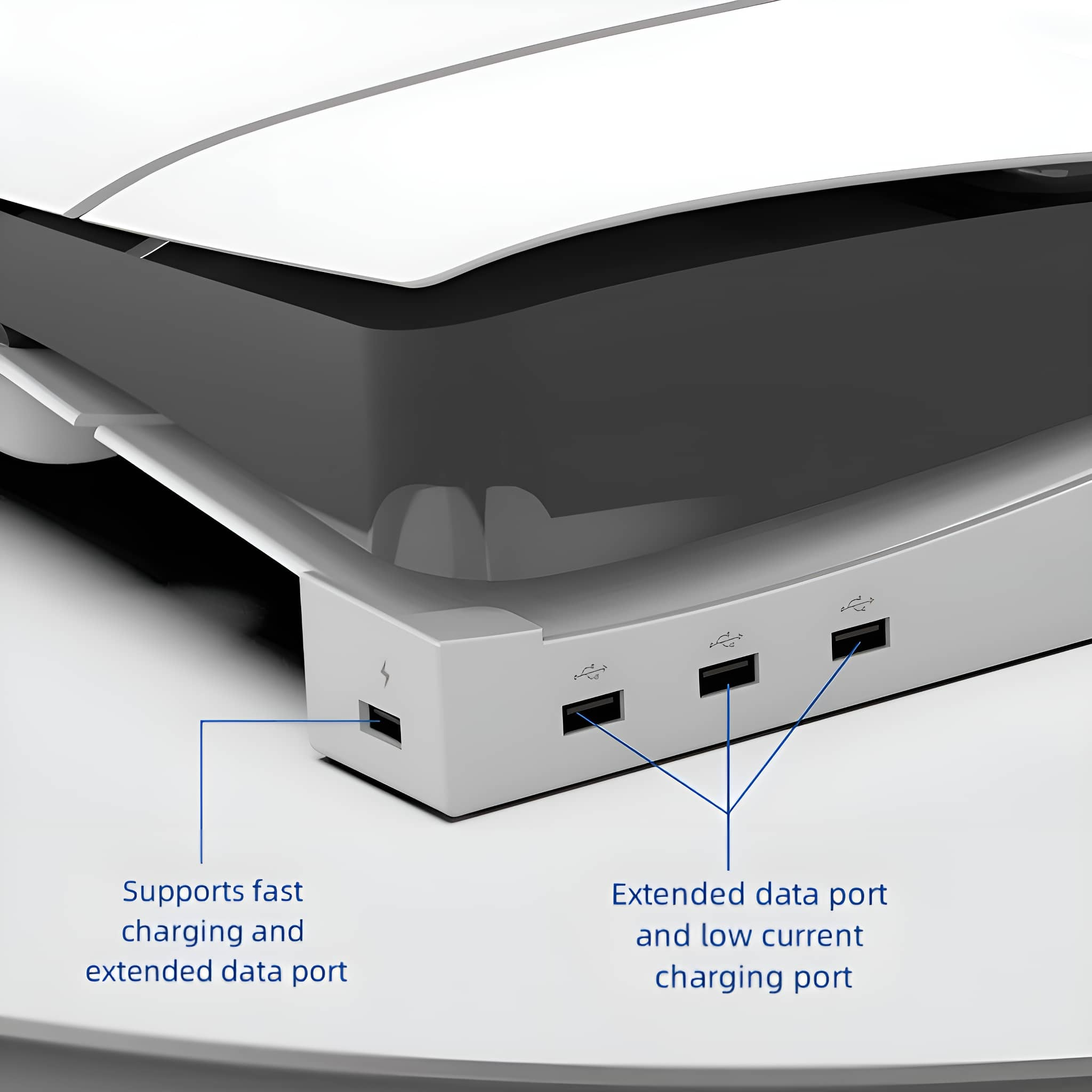 Eine weiße und schwarze Spielekonsole mit mehreren USB-Anschlüssen und Text, der schnelles Laden und Datenports anzeigt.