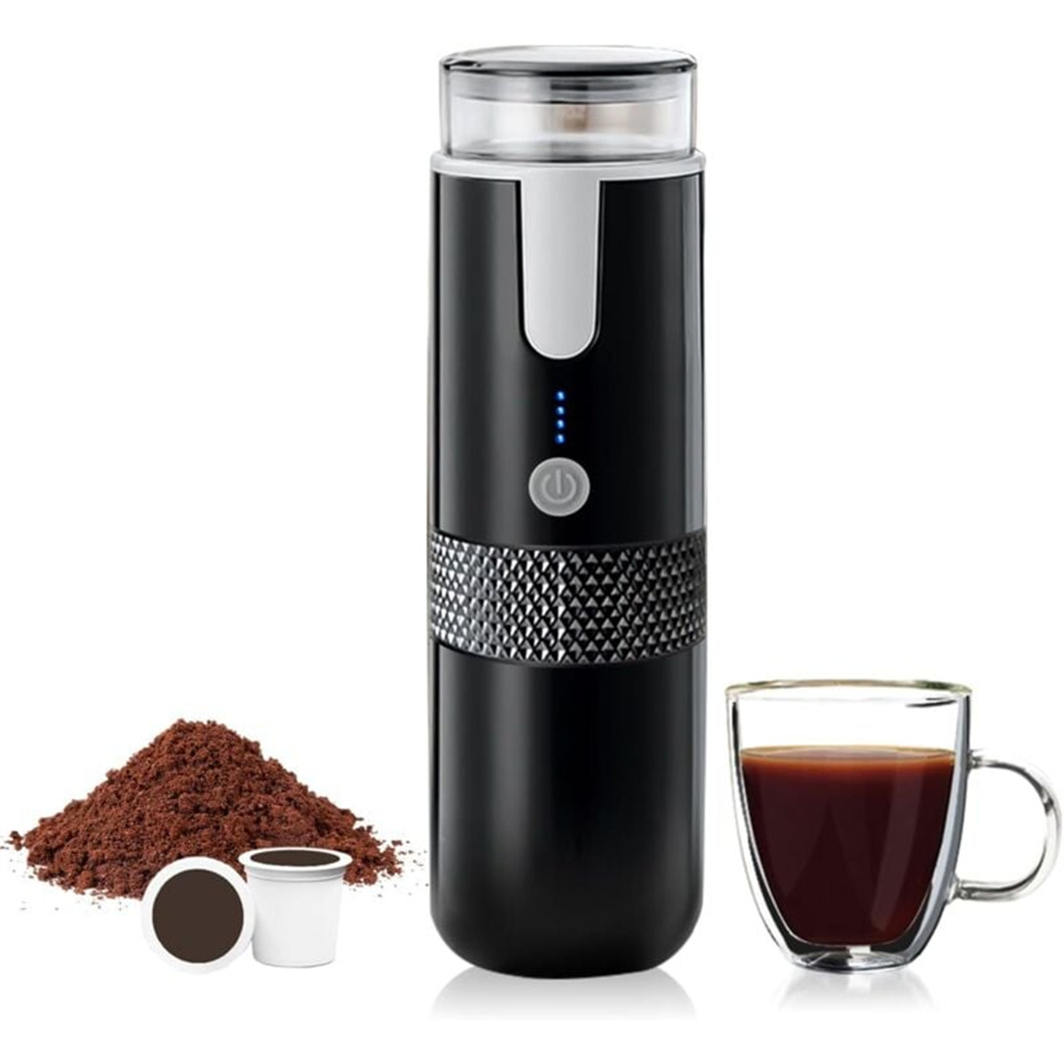 Ein schwarzer tragbarer Kaffeezubereiter mit Kaffeepulver, Kapseln und einer Tasse Kaffee daneben.