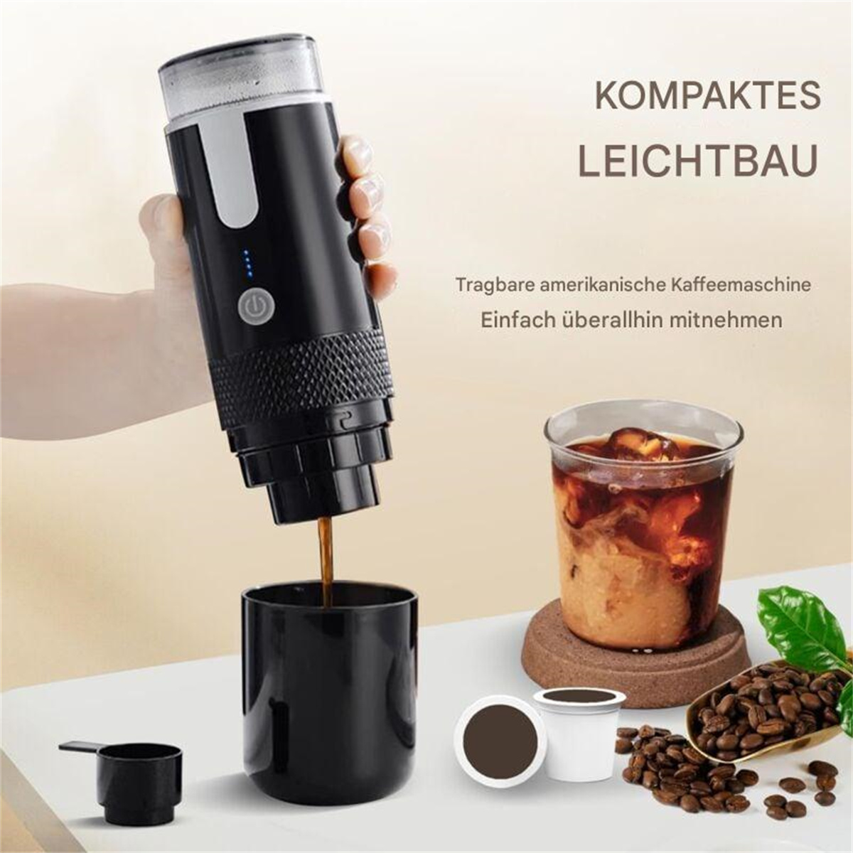 Schwarzer tragbarer Kaffeezubereiter, der Kaffee in eine Tasse gießt, neben Kaffeebohnen und Kapseln.