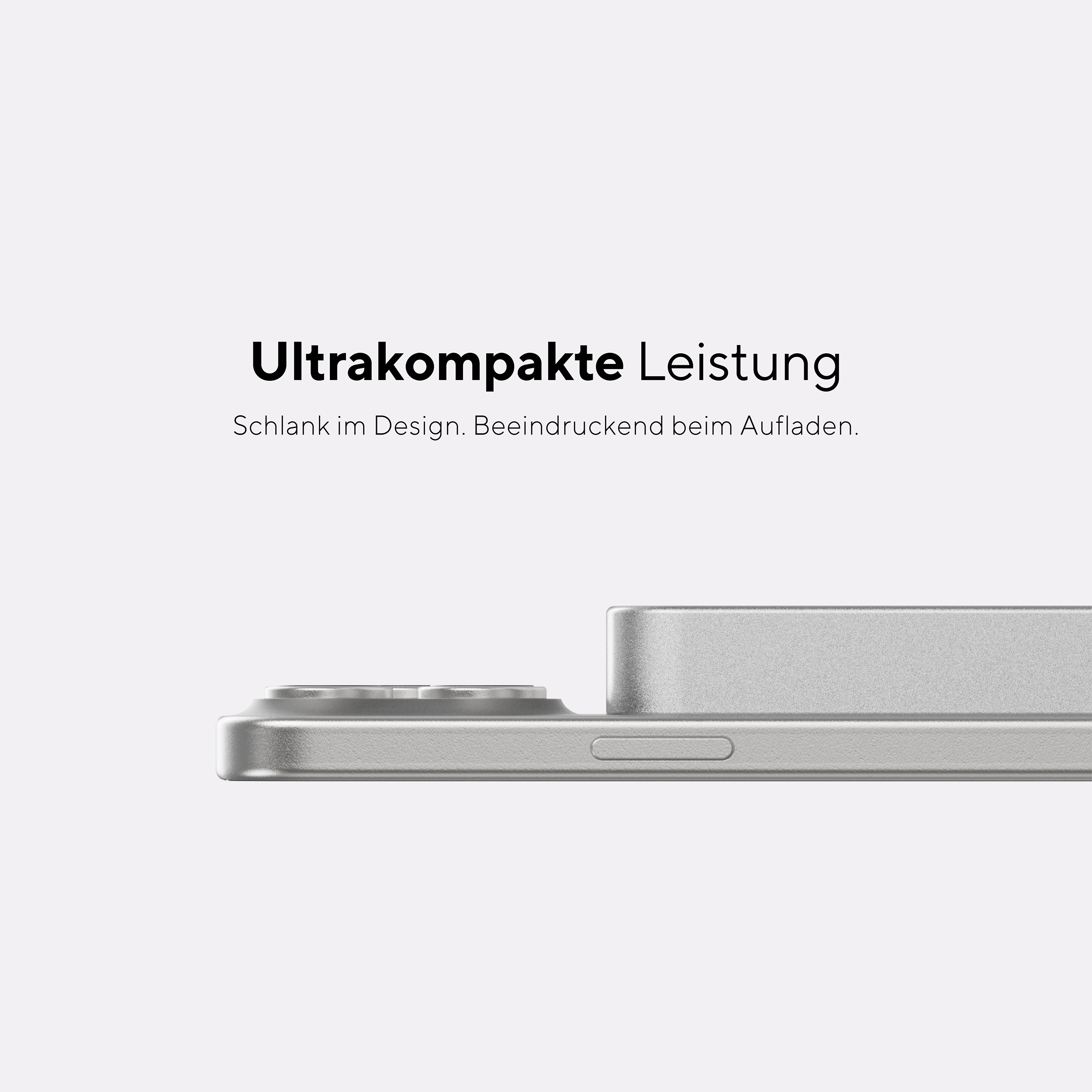 Nahaufnahme eines silbernen Lade-Pads mit dem Text „Ultrakompakte Leistung“.