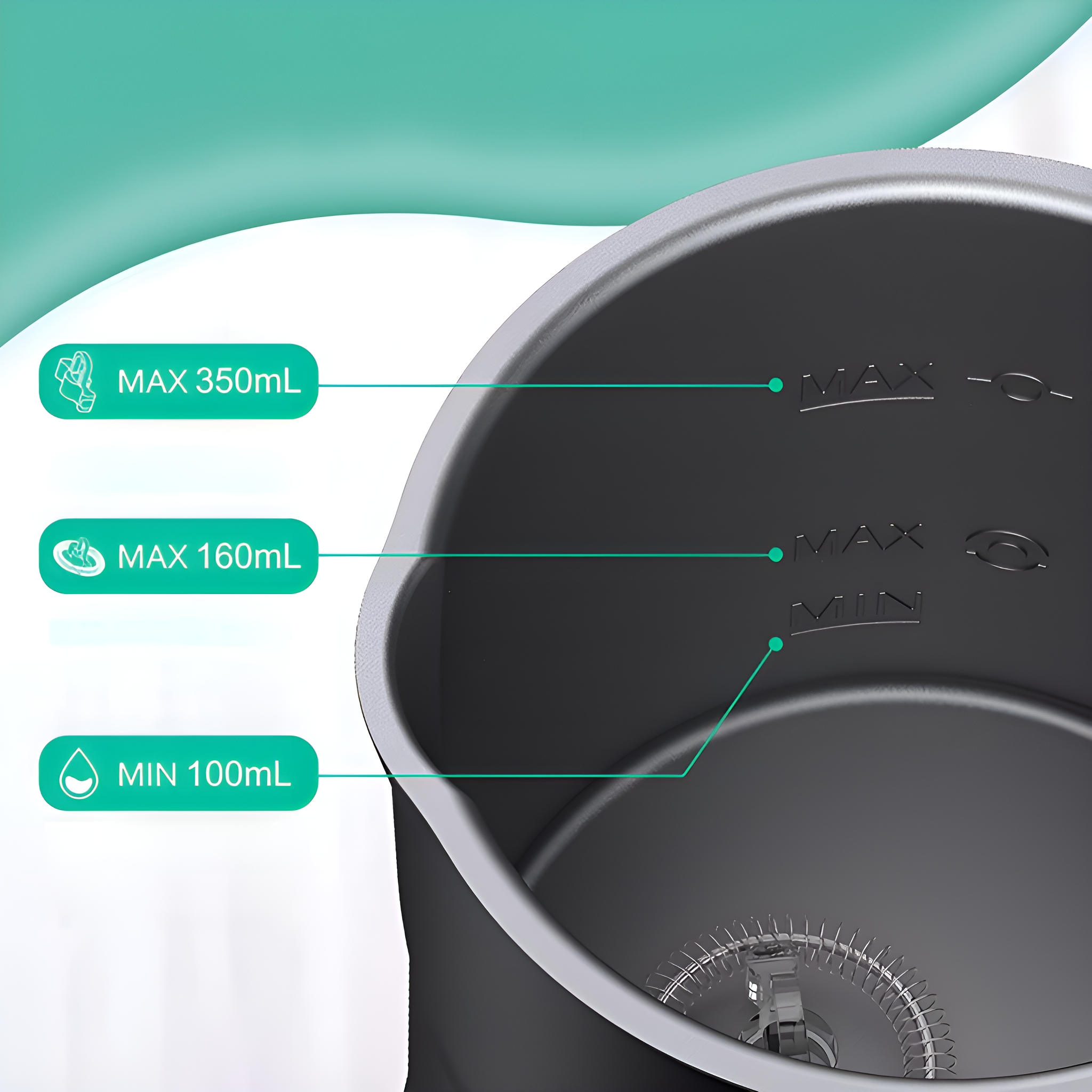 Nahaufnahme eines Metall-Schäumkruges mit Fassungsmarkierungen: Max. 350 ml, Max. 160 ml und Min. 100 ml.