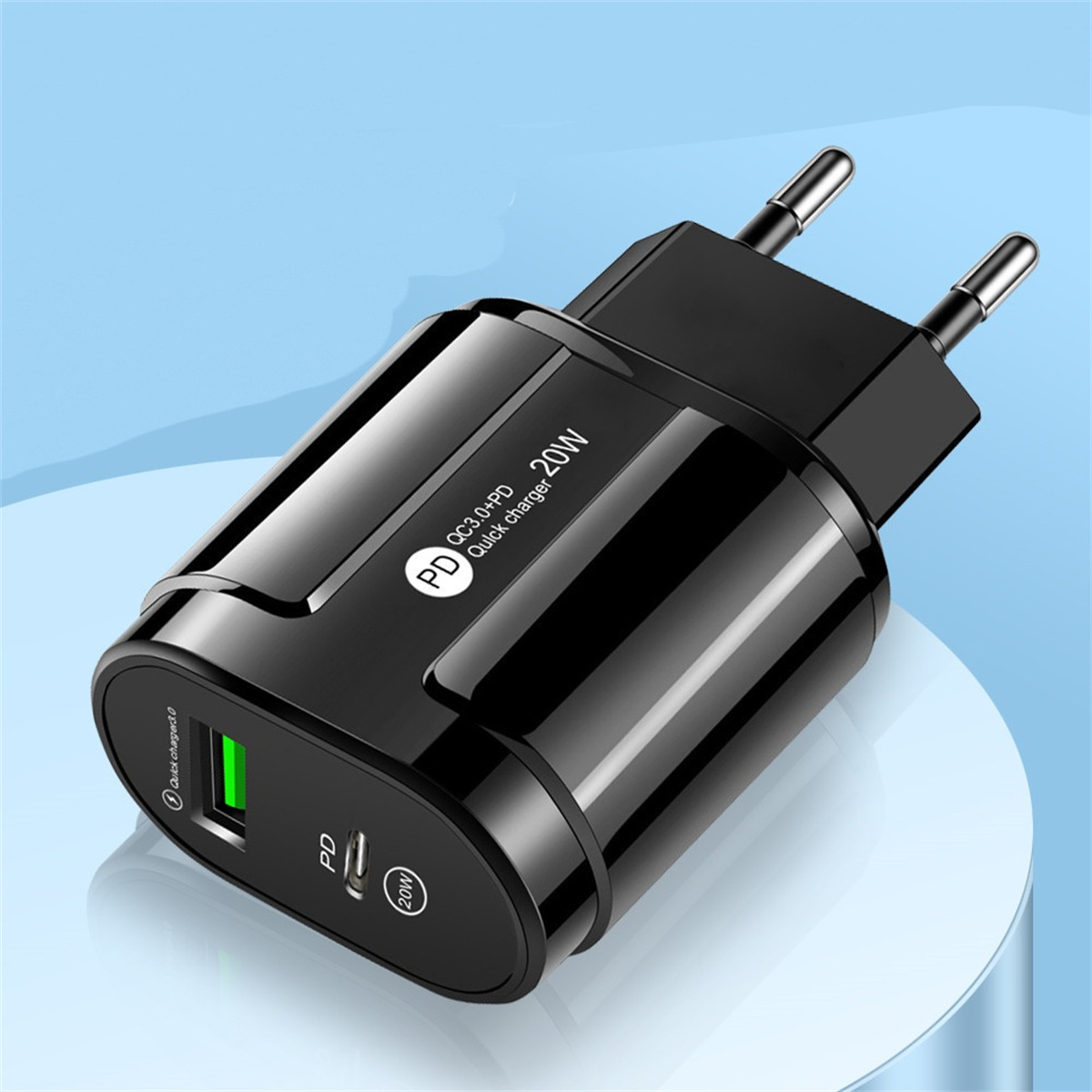Ein schwarzes 20W PD Schnellladegerät mit USB-C-Anschluss und Netzstecker.