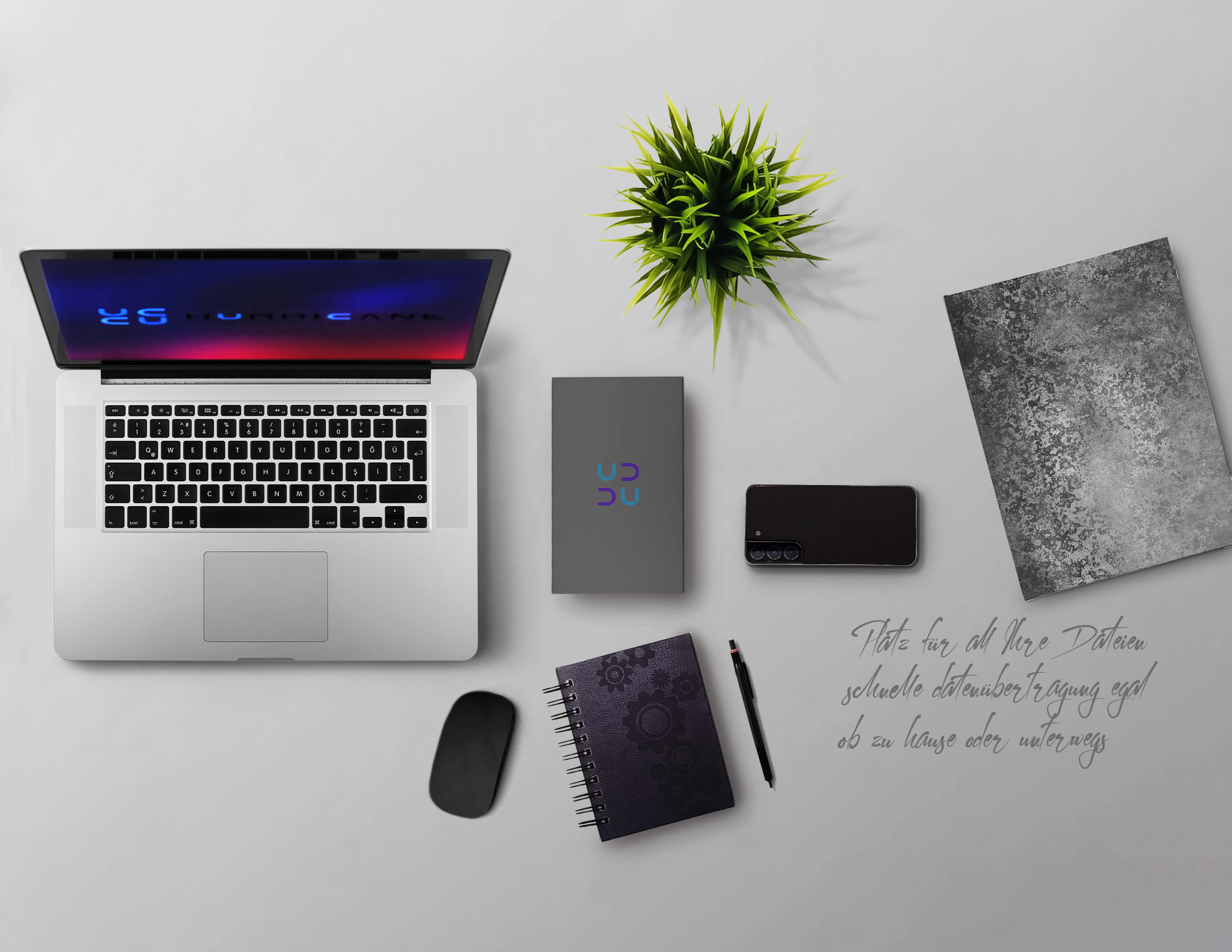Ein Schreibtisch mit Laptop, Maus, Notizbuch, Stift, Pflanze und Telefon. Text auf der rechten Seite.