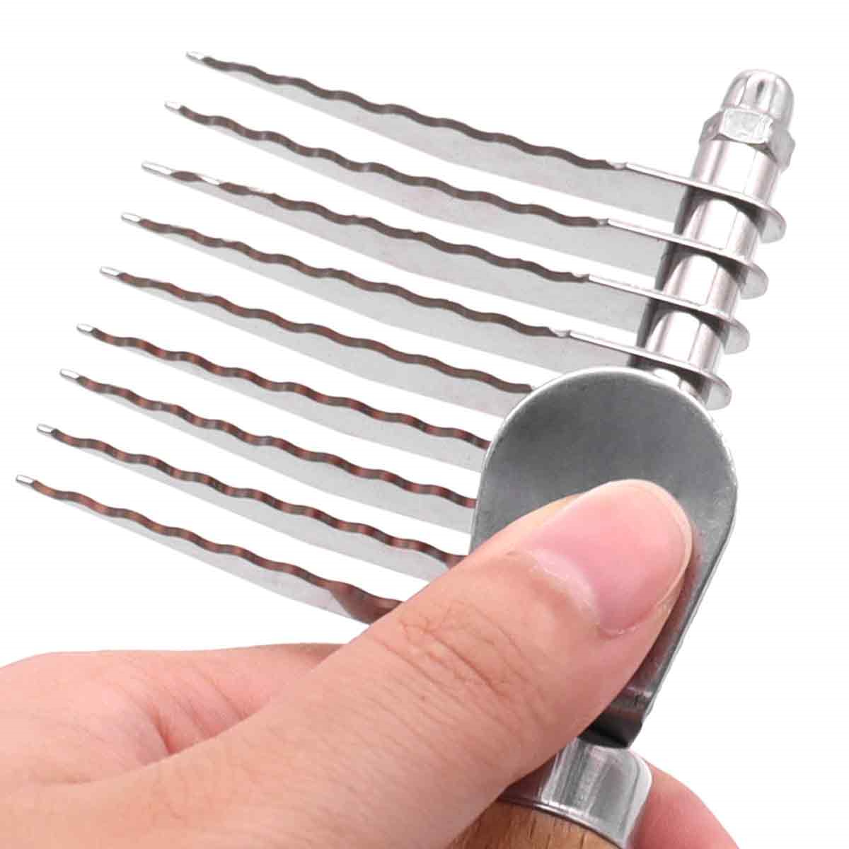 Hand hält ein Pflege-Werkzeug mit mehreren Metallklingen und einem Holzgriff.