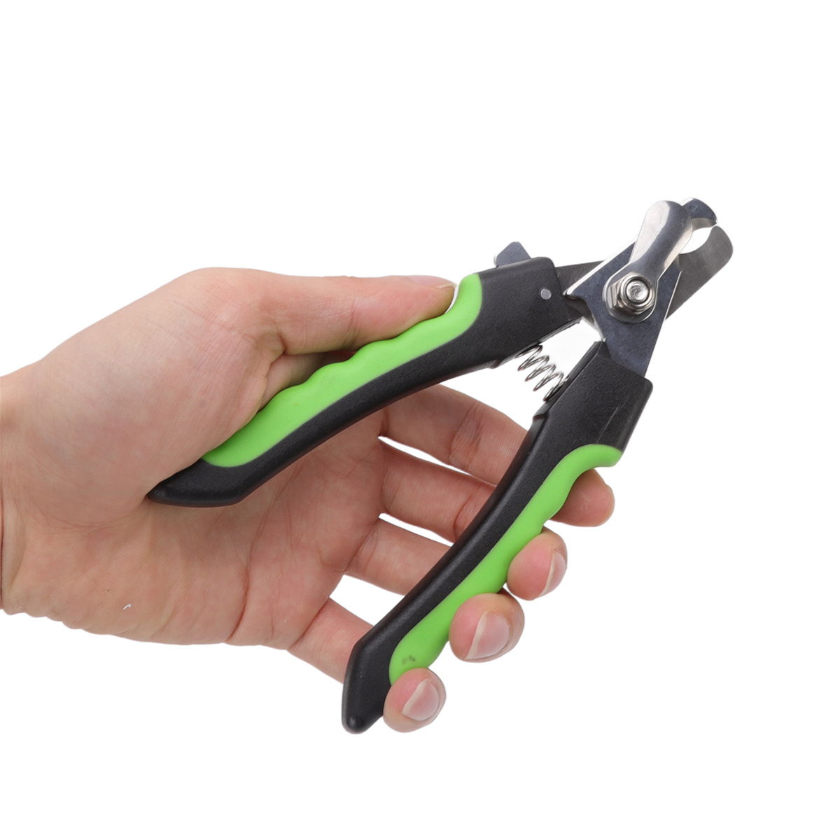 Eine Hand, die grüne und schwarze Haustier-Nagelknipser hält.