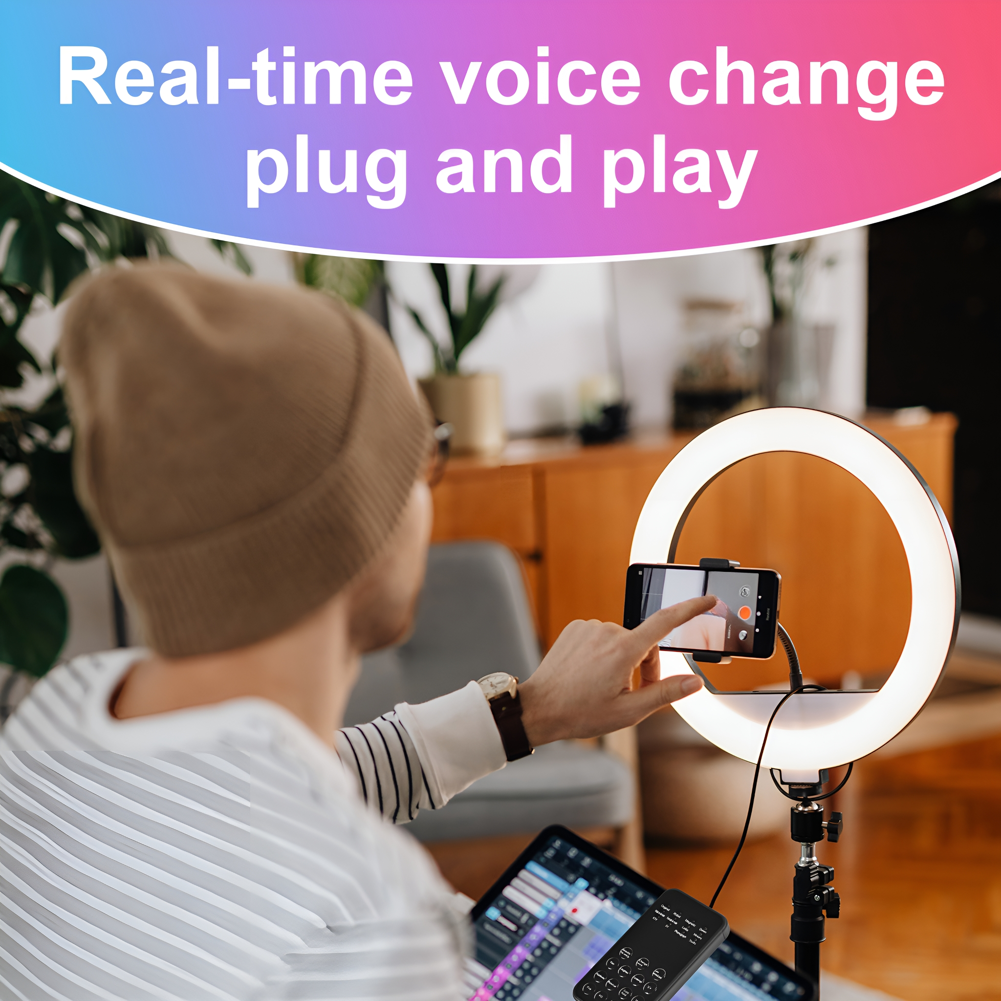 Mann filmt mit Telefon, Ringlicht und Tablet. Text: Echtzeit-Sprachwechsel Plug and Play.