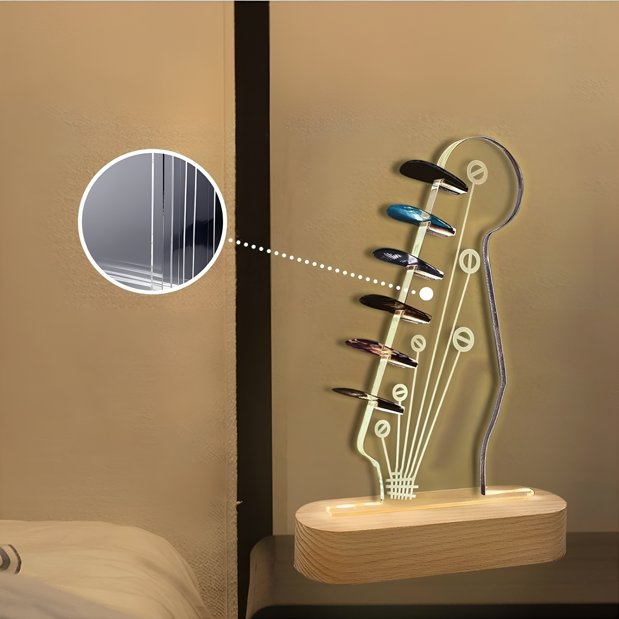 Gitarrenkopf-förmige Lampe mit bunten Wirbeln und Holzsockel, leuchtend in einem Raum.
