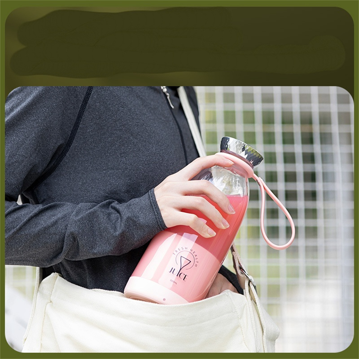 Person hält eine rosa Saftflasche in einer Tasche. Grüner Hintergrund.