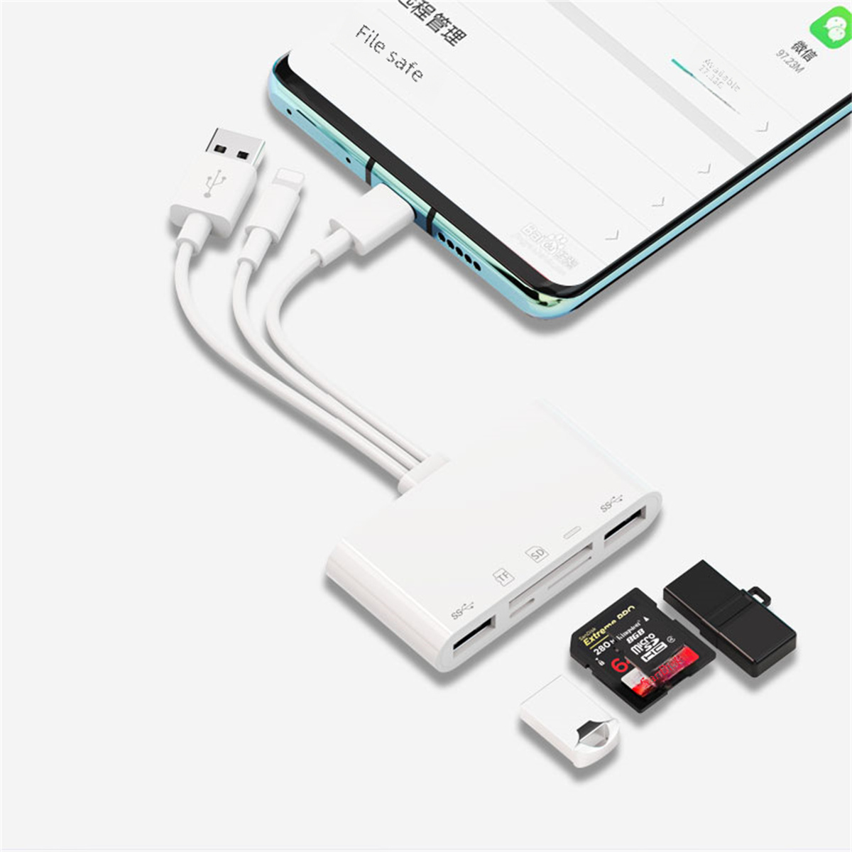 Weißer Multi-Anschluss mit USB- und Apple-Anschlüssen, die mit einem Telefon verbunden sind.