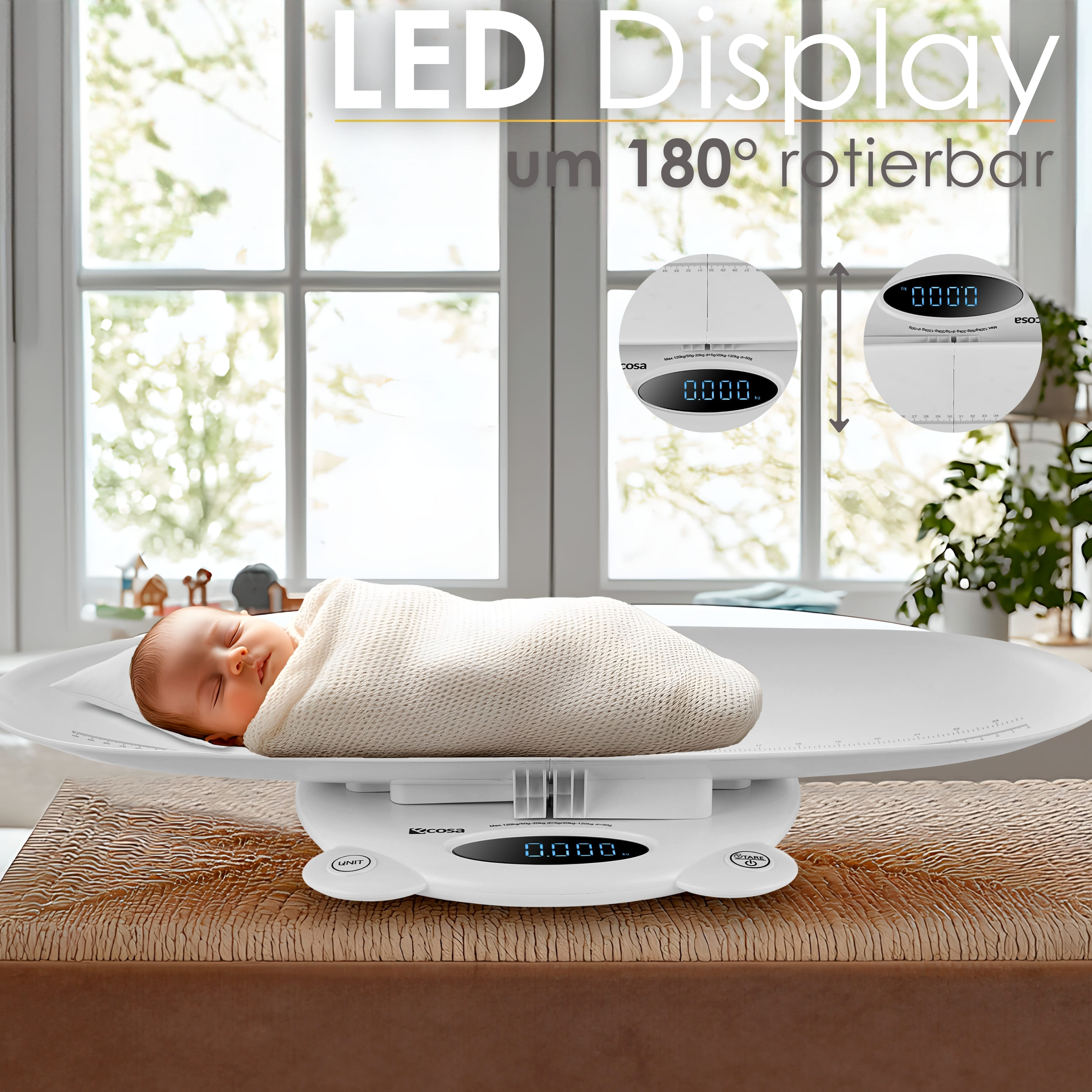 Baby auf weißer Waage auf einem Holztisch. Ein LED-Display zeigt das Gewicht. Die Waage kann sich um 180 Grad drehen.