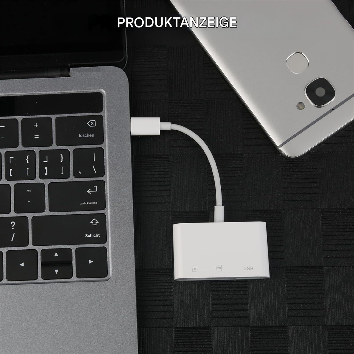 Laptop verbunden mit weißem Adapter mit USB-Anschluss und SD-Kartensteckplatz.