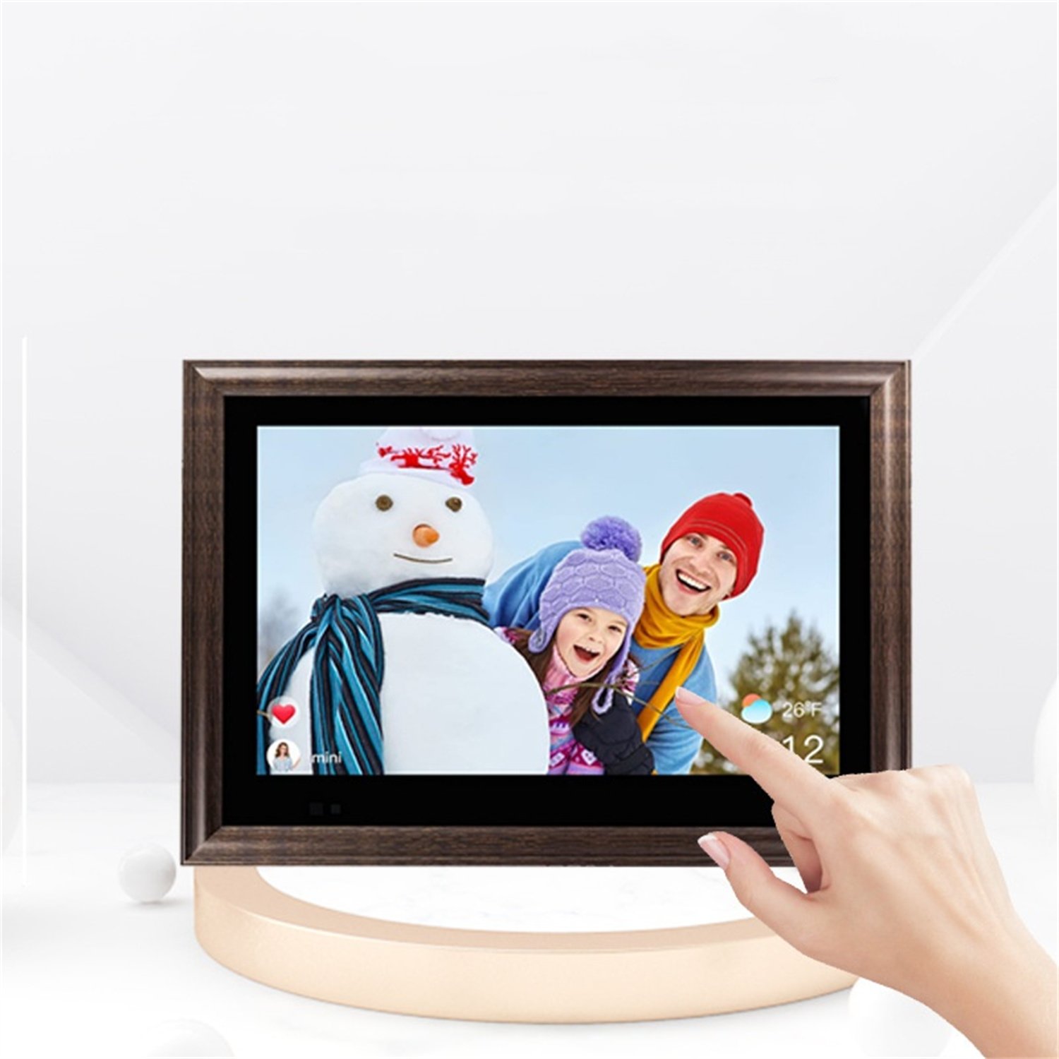 Digitaler Bilderrahmen, der eine Familie zeigt. Eine Hand berührt den Bildschirm.