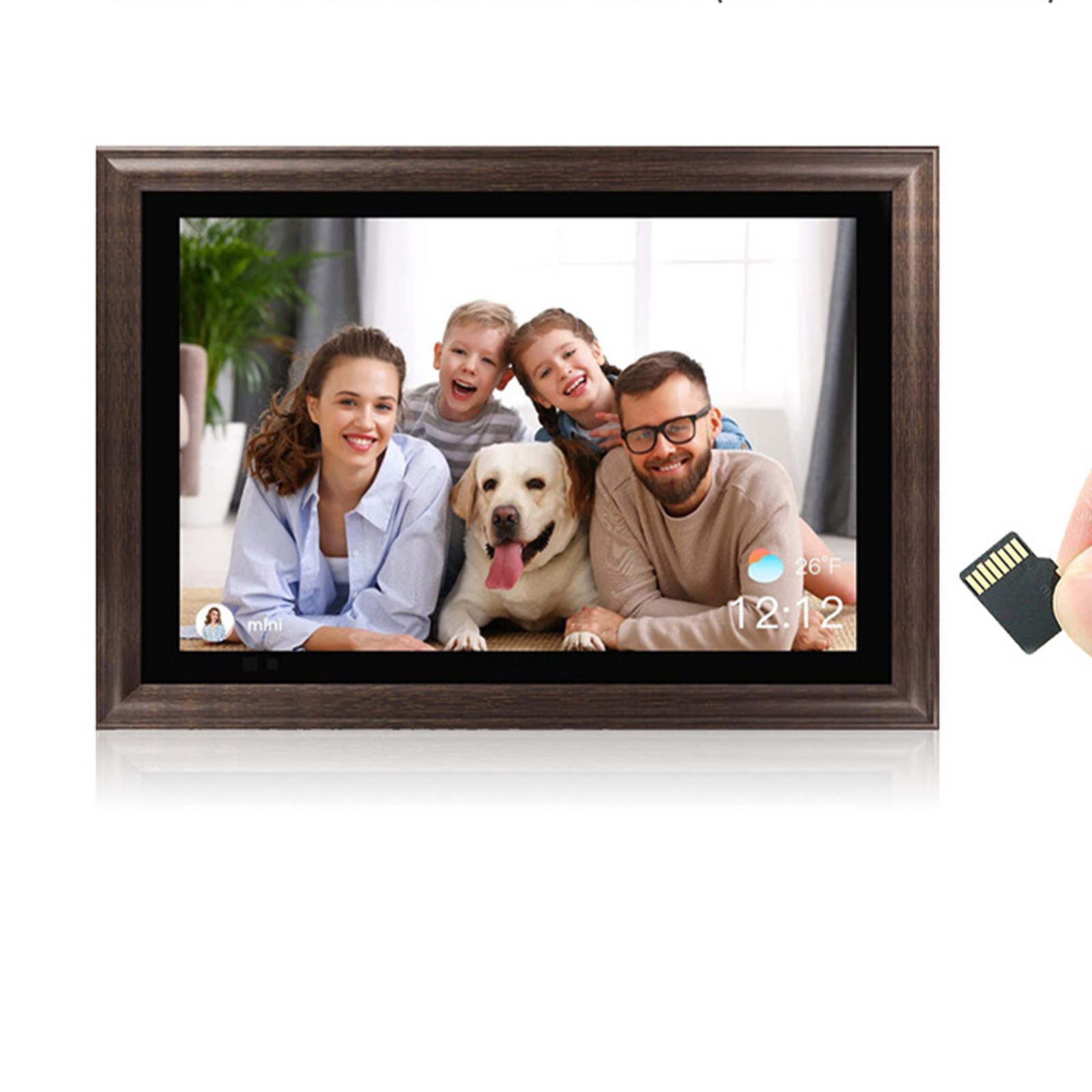 Ein digitaler Bilderrahmen, der eine Familie mit Hund zeigt. Eine SD-Karte daneben.