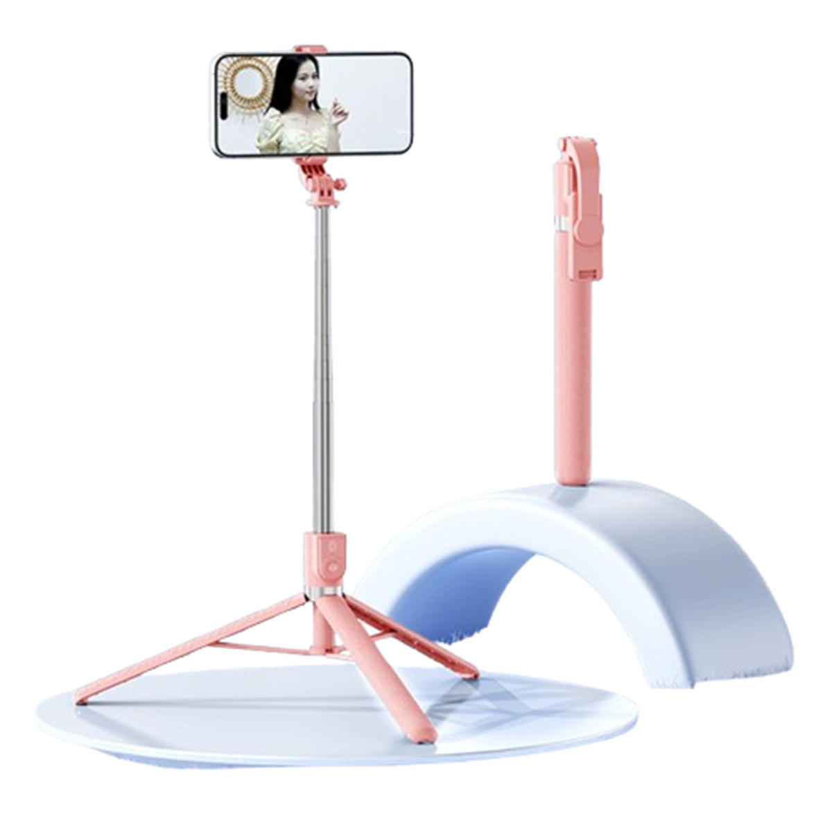 Selfie-Stick und Telefon mit einer Frau auf dem Bildschirm, auf weißer Oberfläche.
