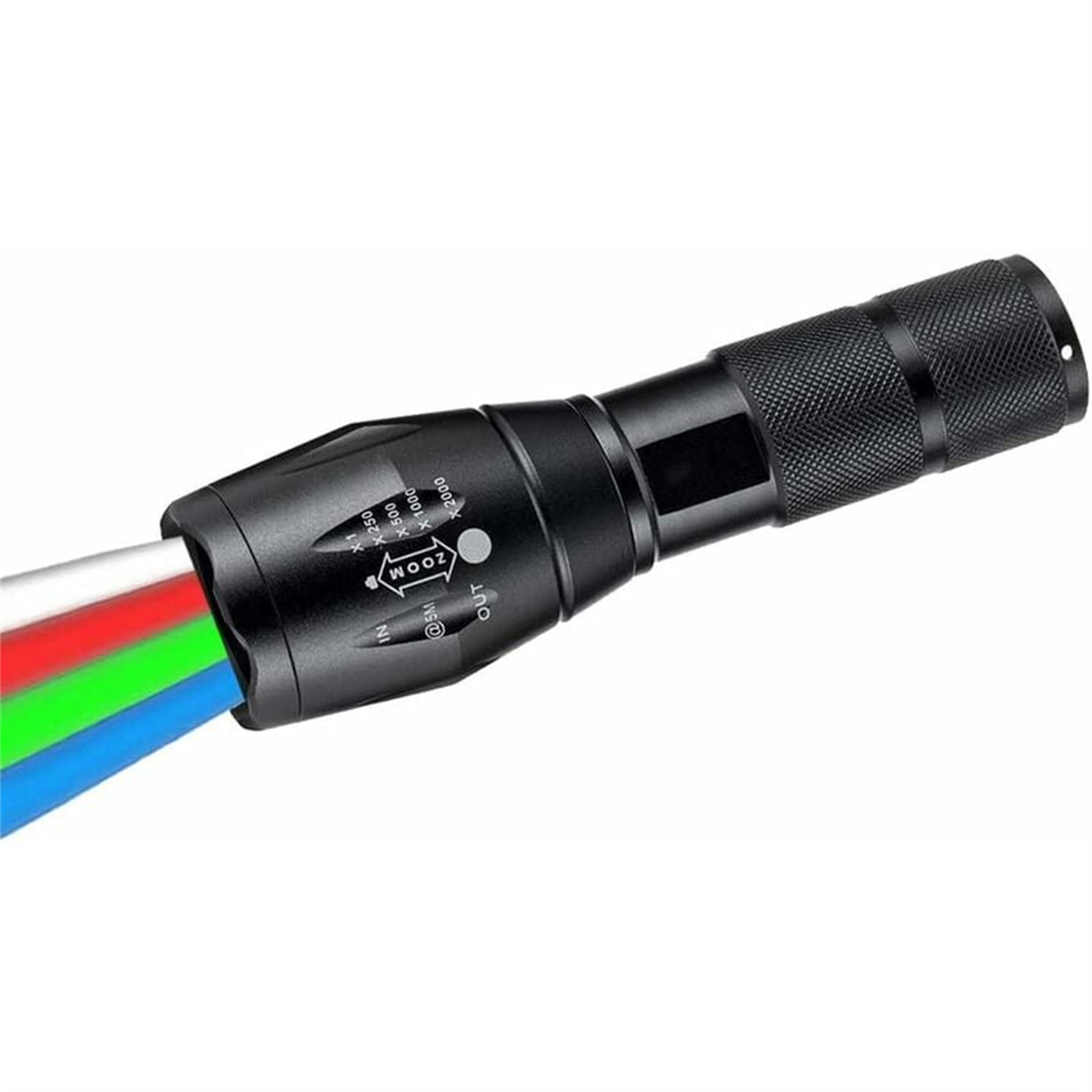 Eine schwarze Taschenlampe mit farbigen Lichtstrahlen. Der Hintergrund ist weiß.