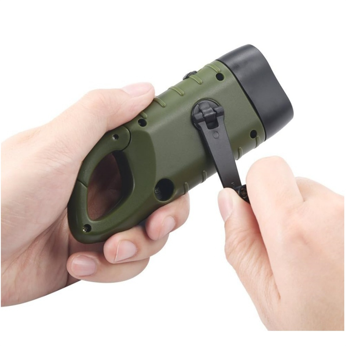 Eine Hand kurbelt eine grüne Taschenlampe an. Das Licht ist schwarz. Der Hintergrund ist weiß.
