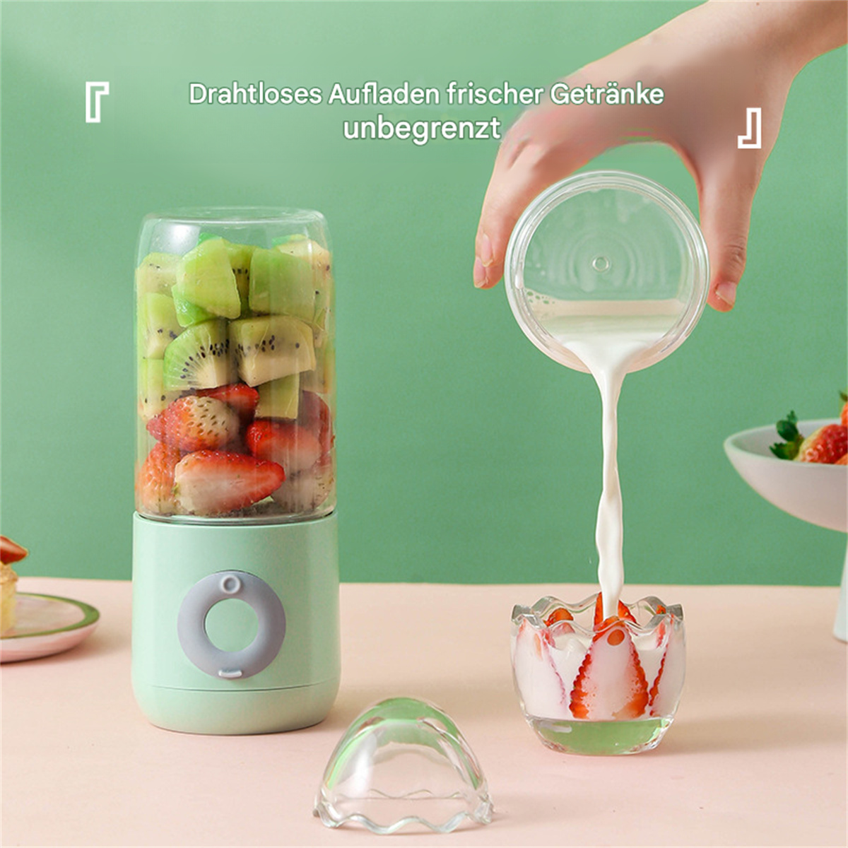 Mixer mit Früchten darin und eine Frau, die Flüssigkeit in ein Glas gießt.