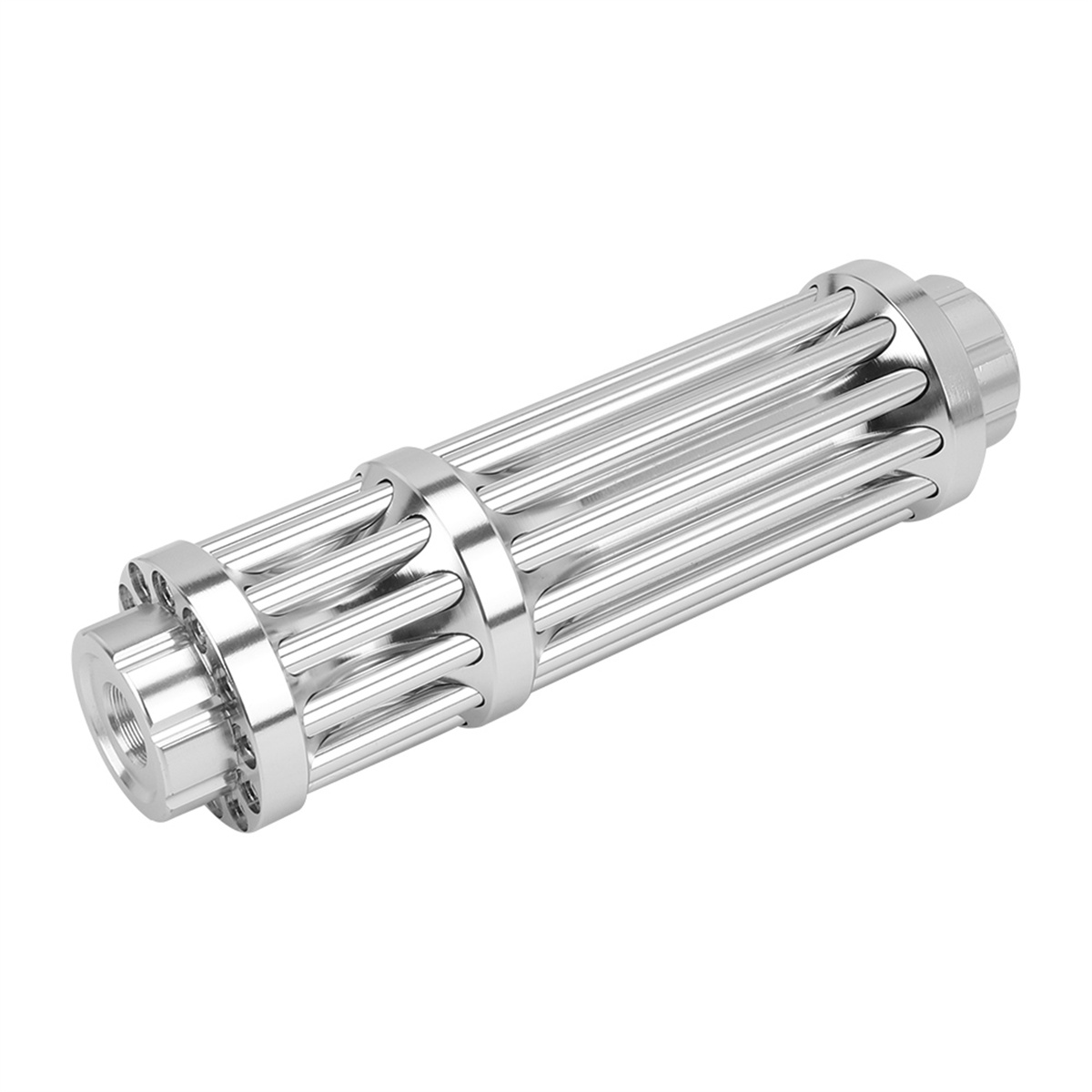 Silberner Laserpointer mit geripptem Design. Weißer Hintergrund.