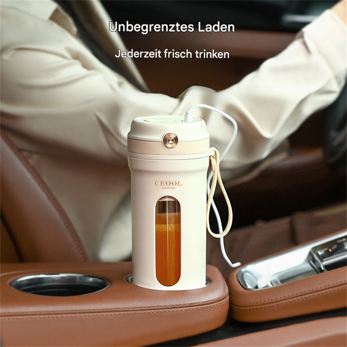 Ein tragbarer Mixer mit Orangensaft in einem Getränkehalter im Auto.