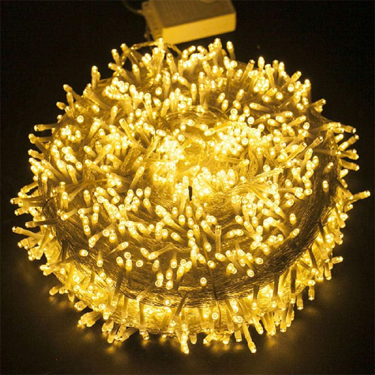 Ein Bündel gelber Lichterketten. Sie sind eng gebündelt und strahlen warmes, goldenes Licht aus.