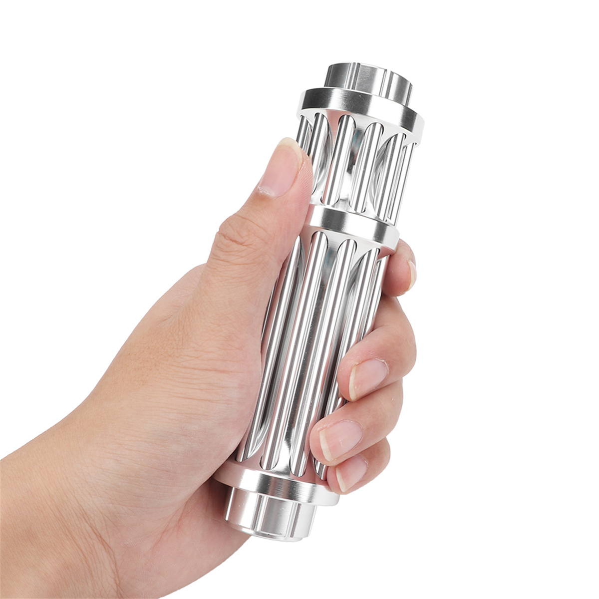 Eine Hand, die einen silbernen Metall-Laserpointer hält, weißer Hintergrund.