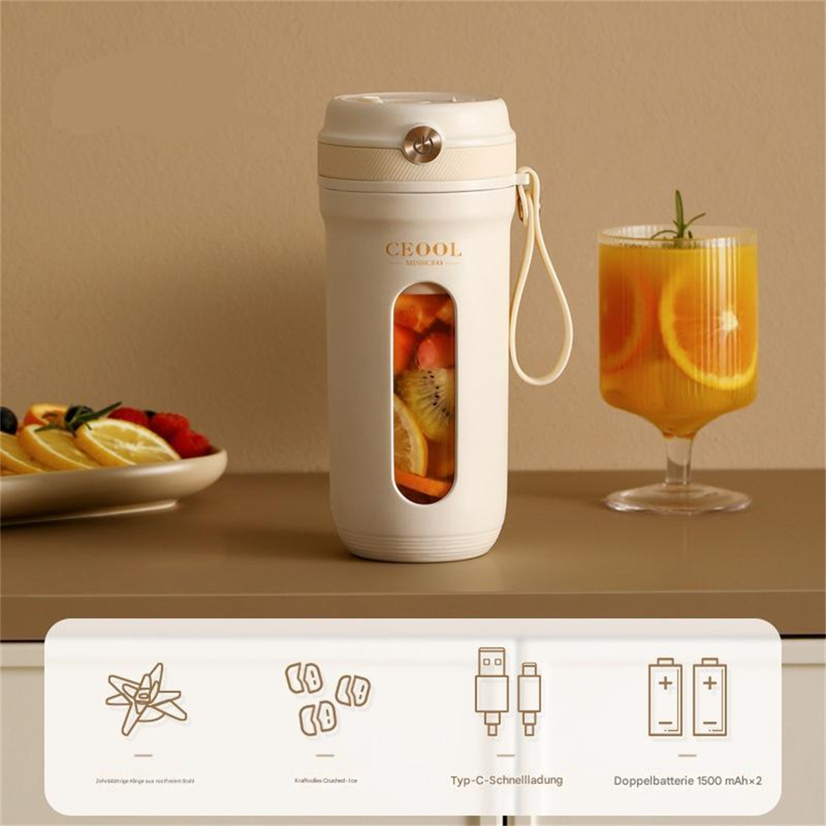 Ein weißer und cremefarbener Mixer mit Früchten und einem Glas Orangensaft.