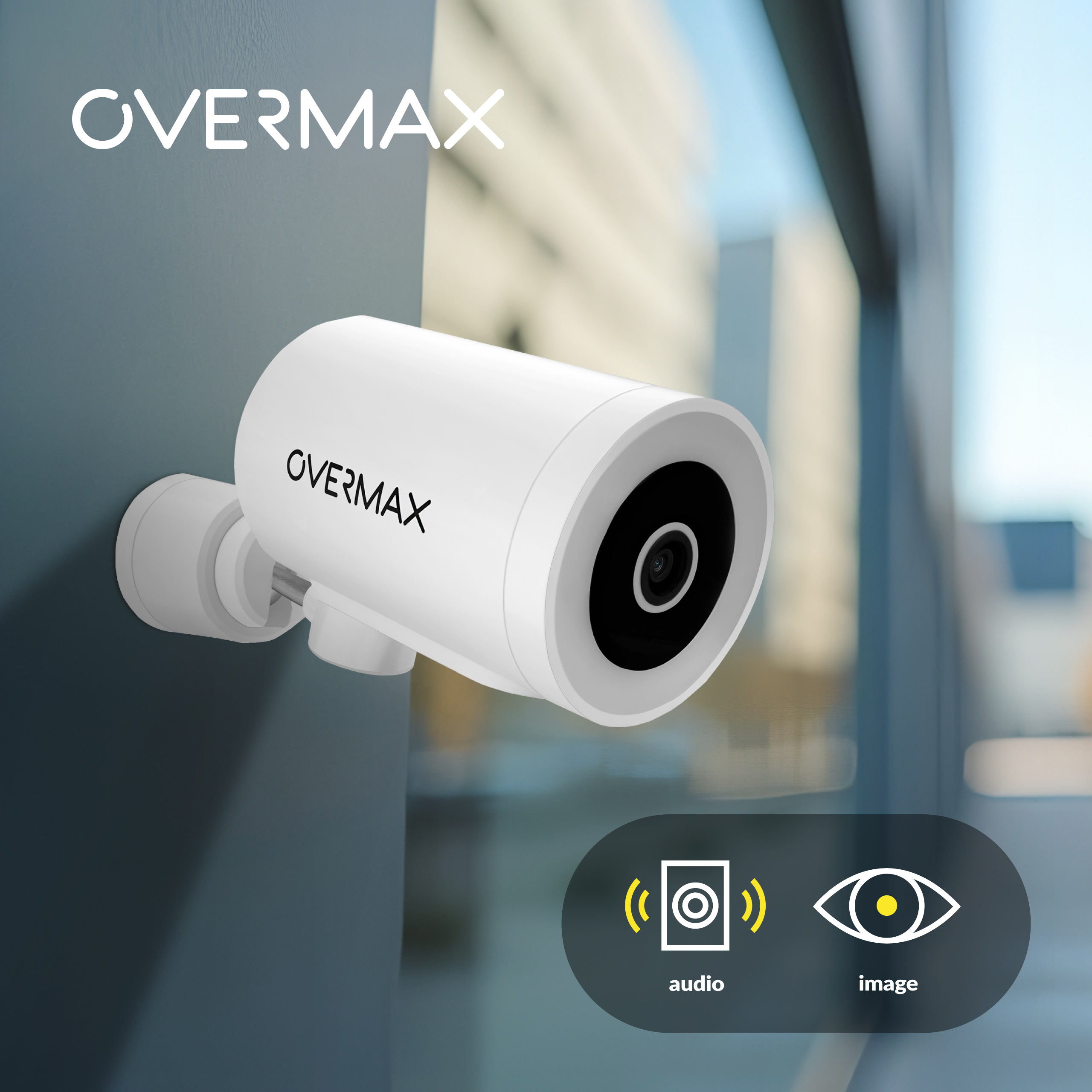 Biała kamera bezpieczeństwa zamontowana na ścianie, z marką Overmax.
