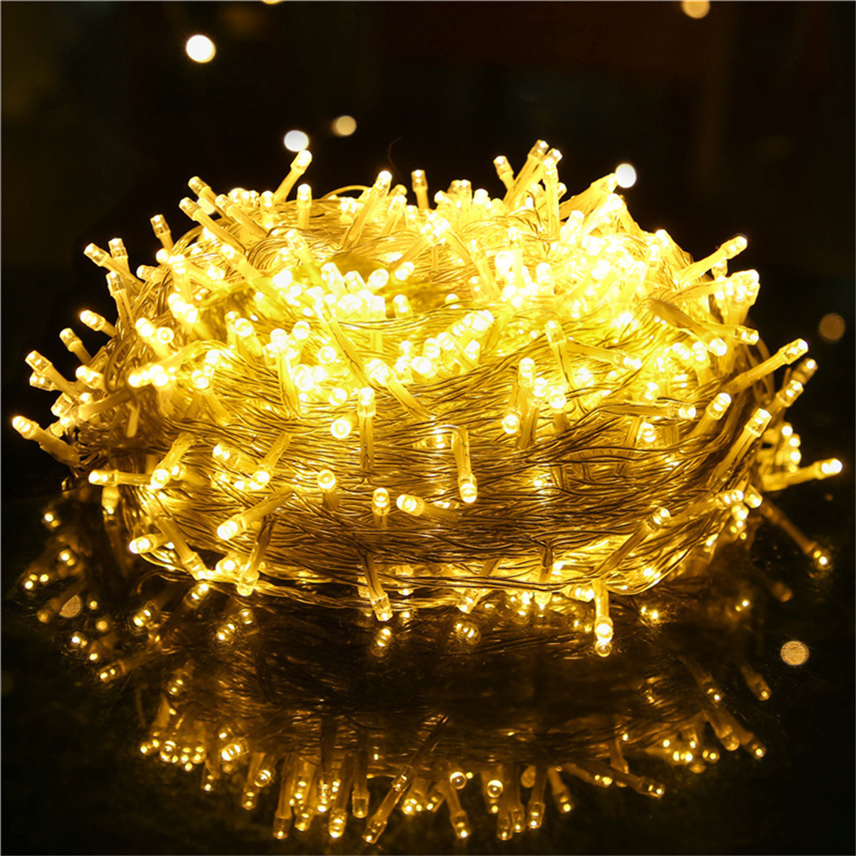 Ein verwickeltes Bündel gelber Weihnachtsbeleuchtung mit dunklem Hintergrund.