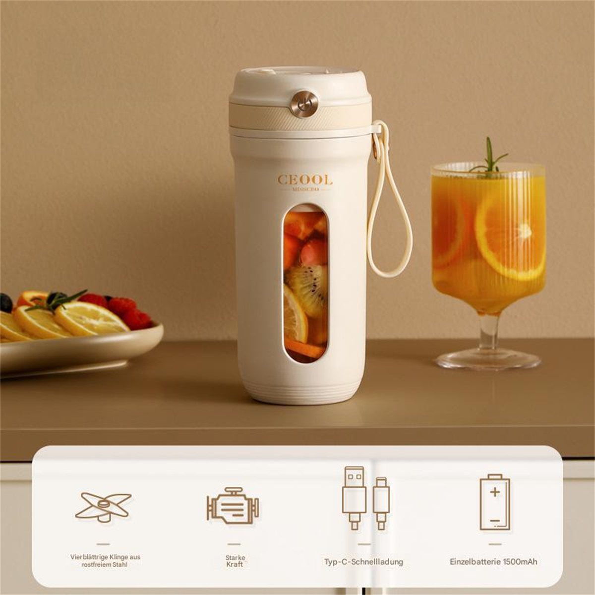 Ein weiß-beiger Mixer mit Früchten und ein Glas Orangensaft.