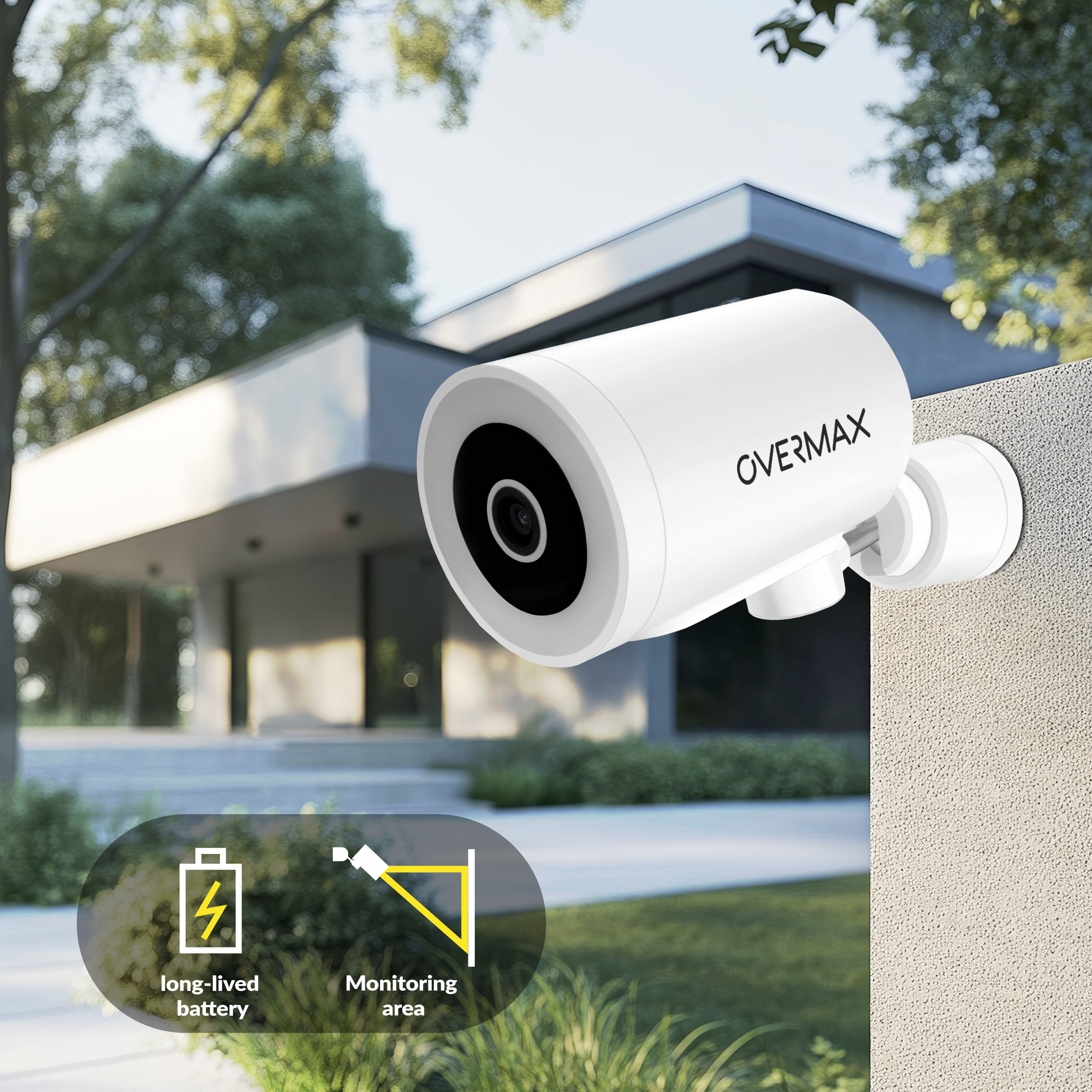 Biała kamera bezpieczeństwa na ścianie. W tle dom i trawa.