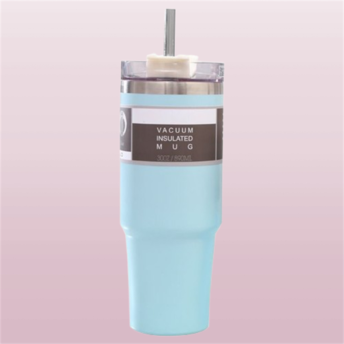 Ein hellblauer vakuumisolierter Becher mit weißem Deckel und silbernem Strohhalm.