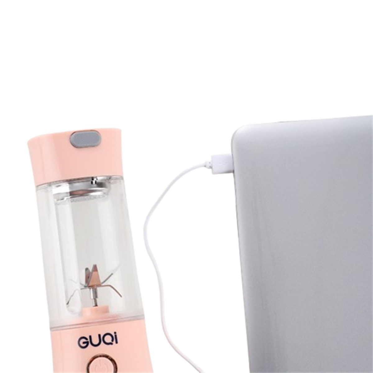 Ein rosa und klarer Mixer ist an einen Laptop angeschlossen. Der Mixer hat ein GUQI-Logo. Weißes Kabel verbindet sie.