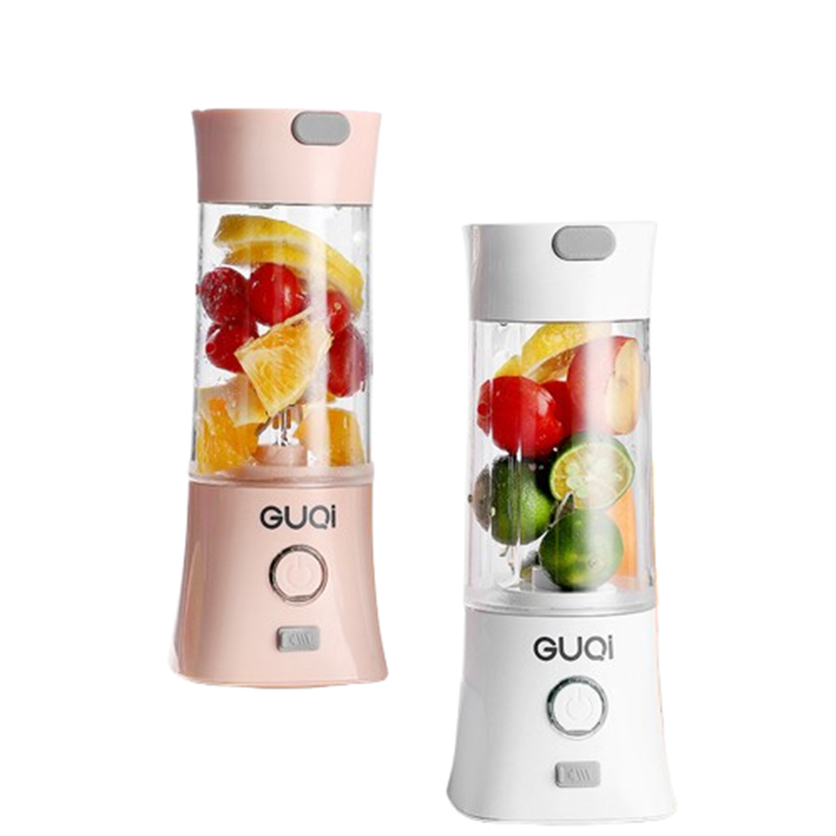 Zwei kleine Mixer mit Früchten. Einer ist rosa und hat Erdbeeren; der andere ist weiß mit Limette.