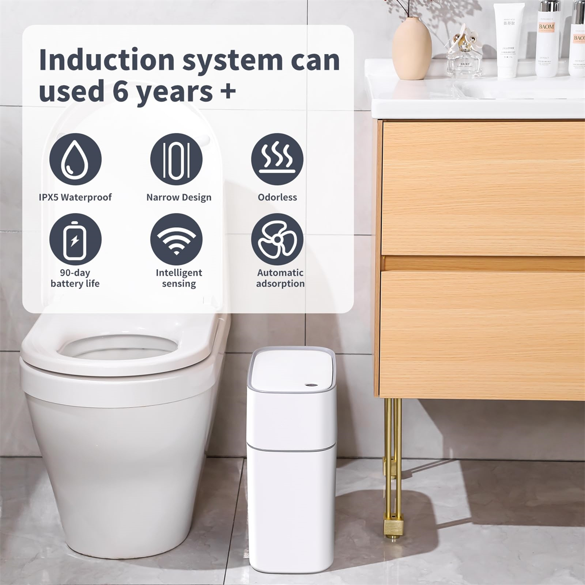 Weiße Toilette, weißer Mülleimer und Badezimmerschrank. Text weist auf Funktionen hin.