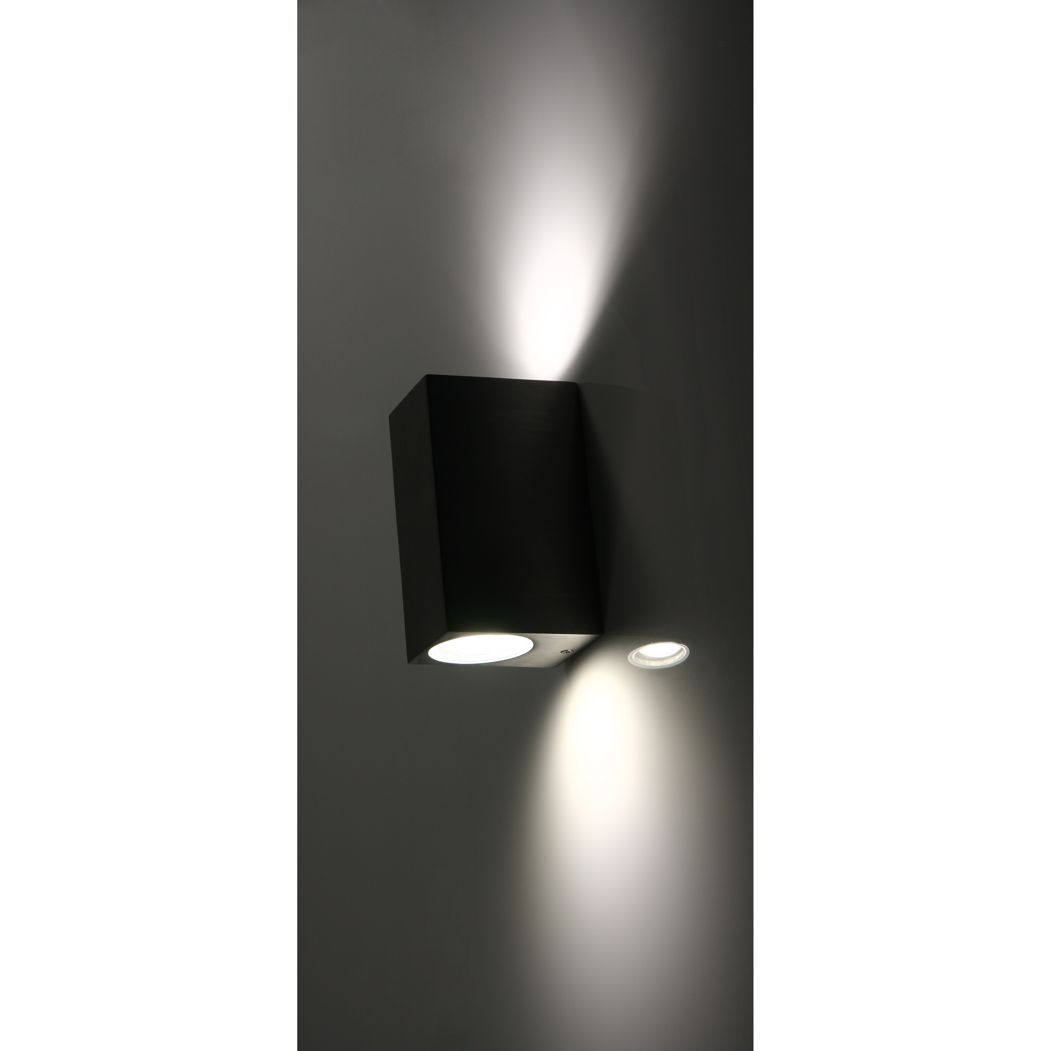 Schwarze Außenwandleuchte mit zwei Lichtern, die nach unten leuchten.